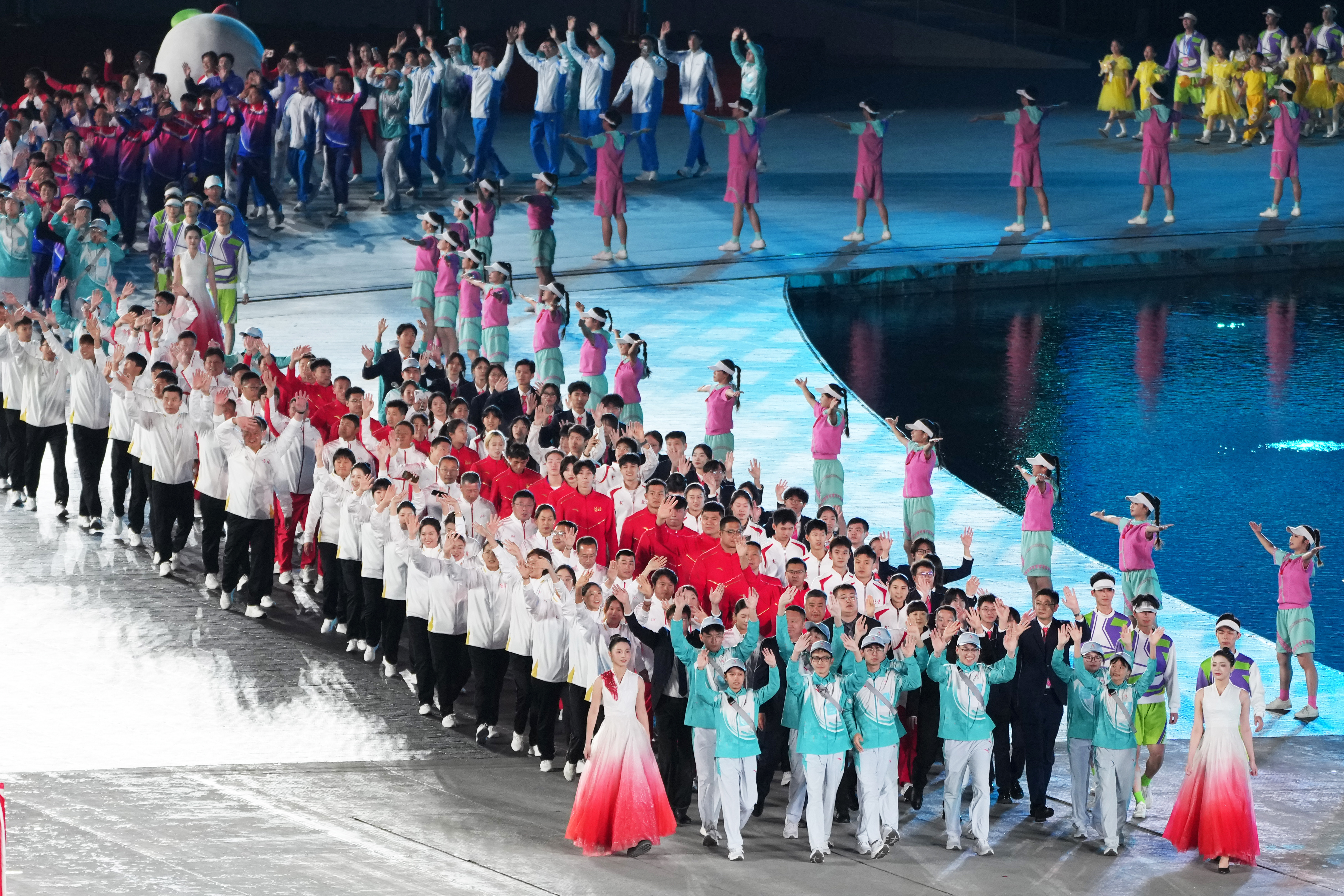 ↑ 参赛团队代表在闭幕式上入场。 新华社记者 张龙 摄</p><p style=