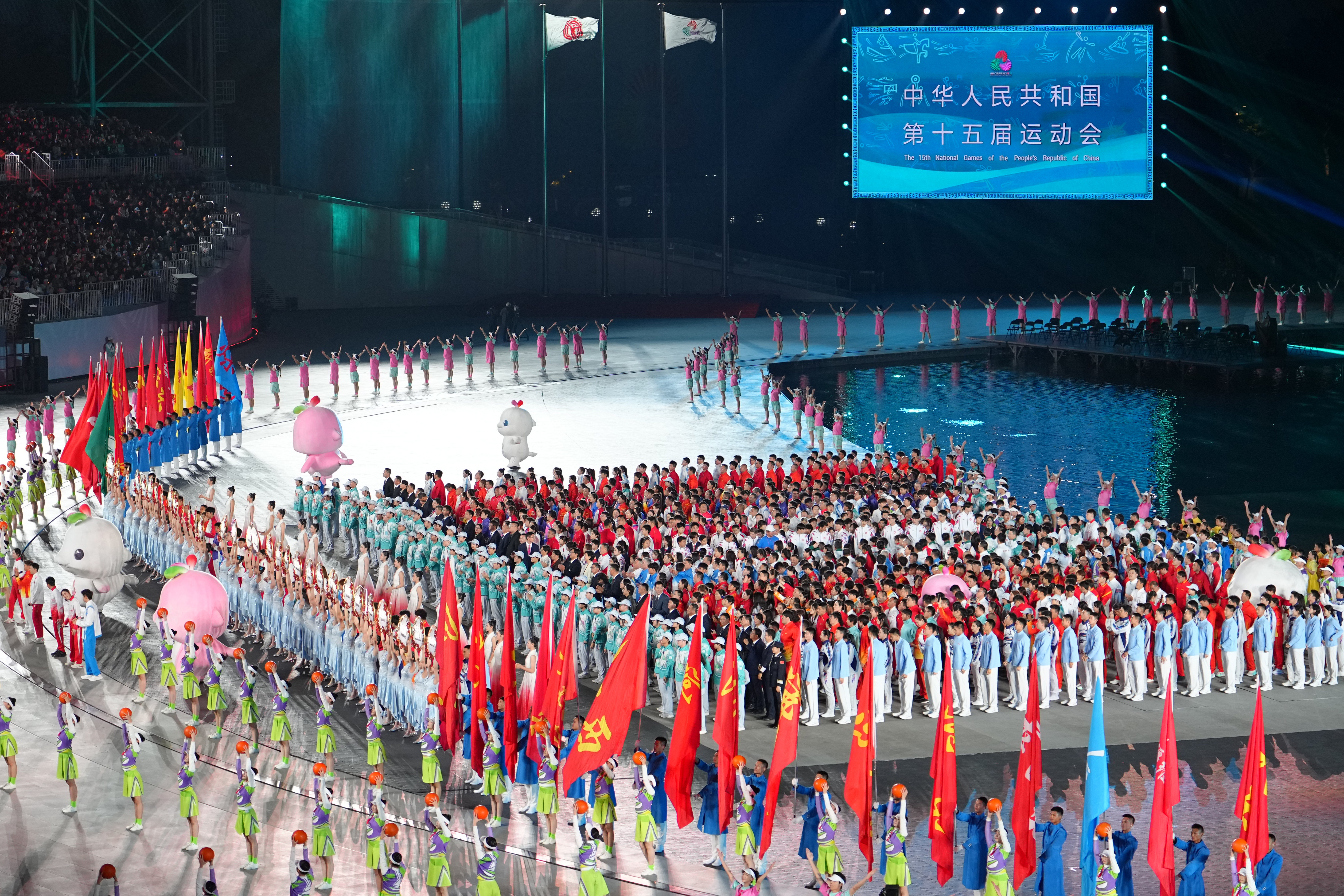 ↑ 参赛团队代表在闭幕式上入场。 新华社记者 薛宇舸 摄</p><p style=