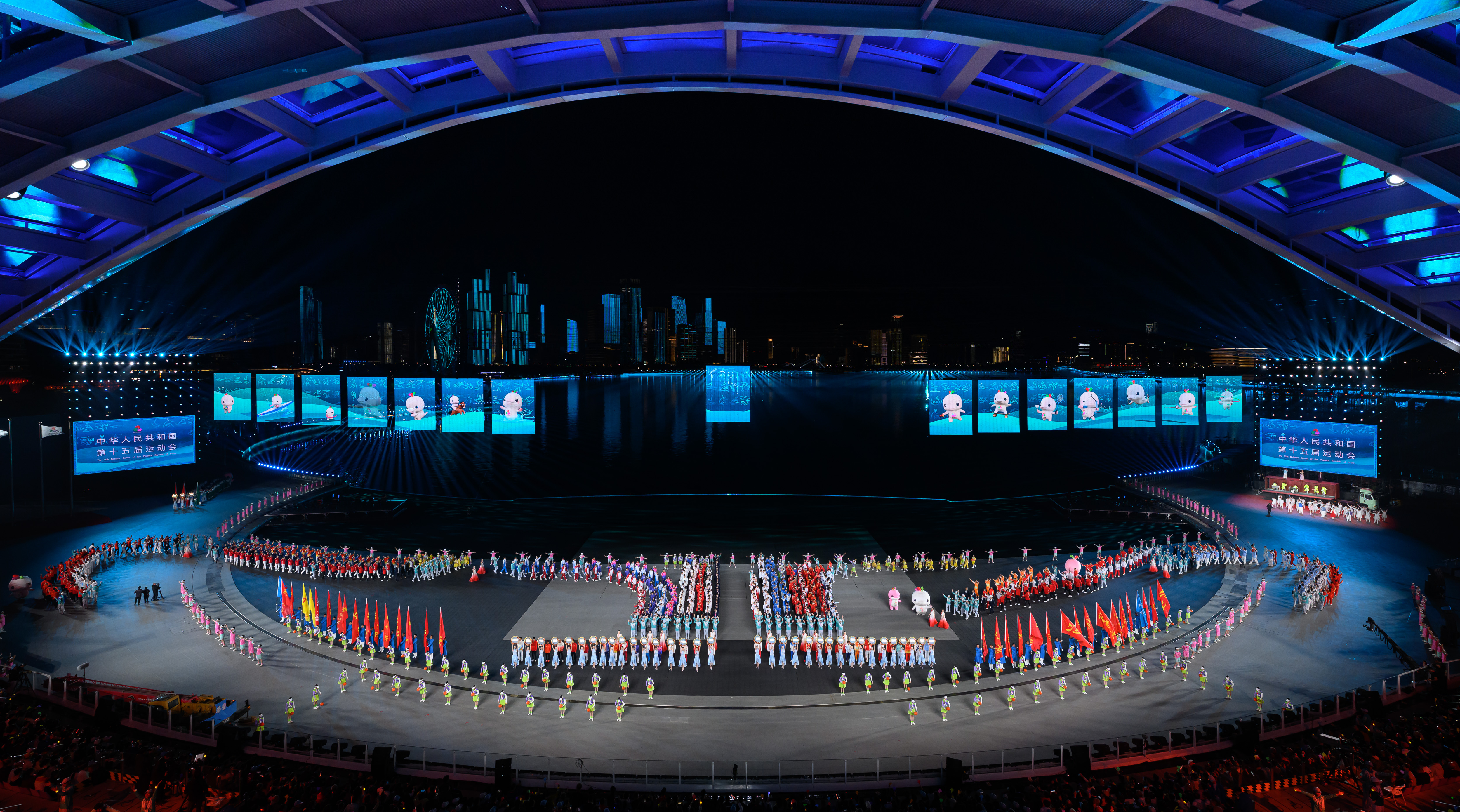 ↑ 参赛运动员代表在闭幕式现场表演。 新华社记者 陈益宸 摄