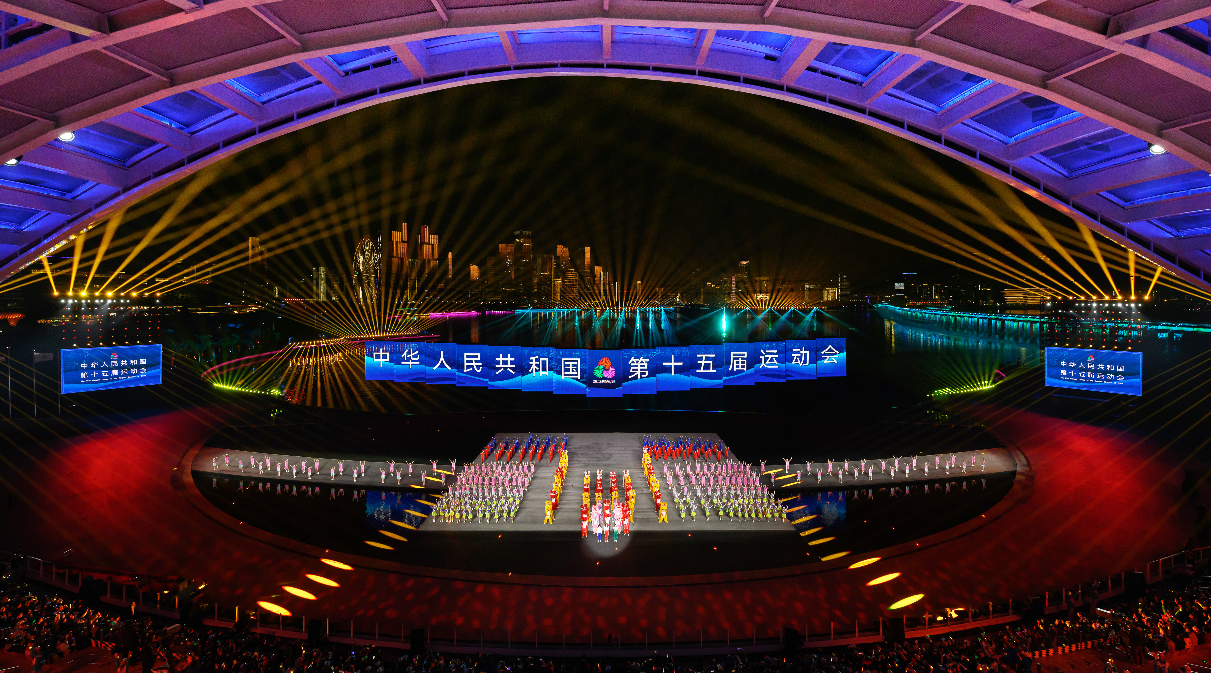 ↑ 演员在闭幕式现场表演。 新华社记者 张龙 摄