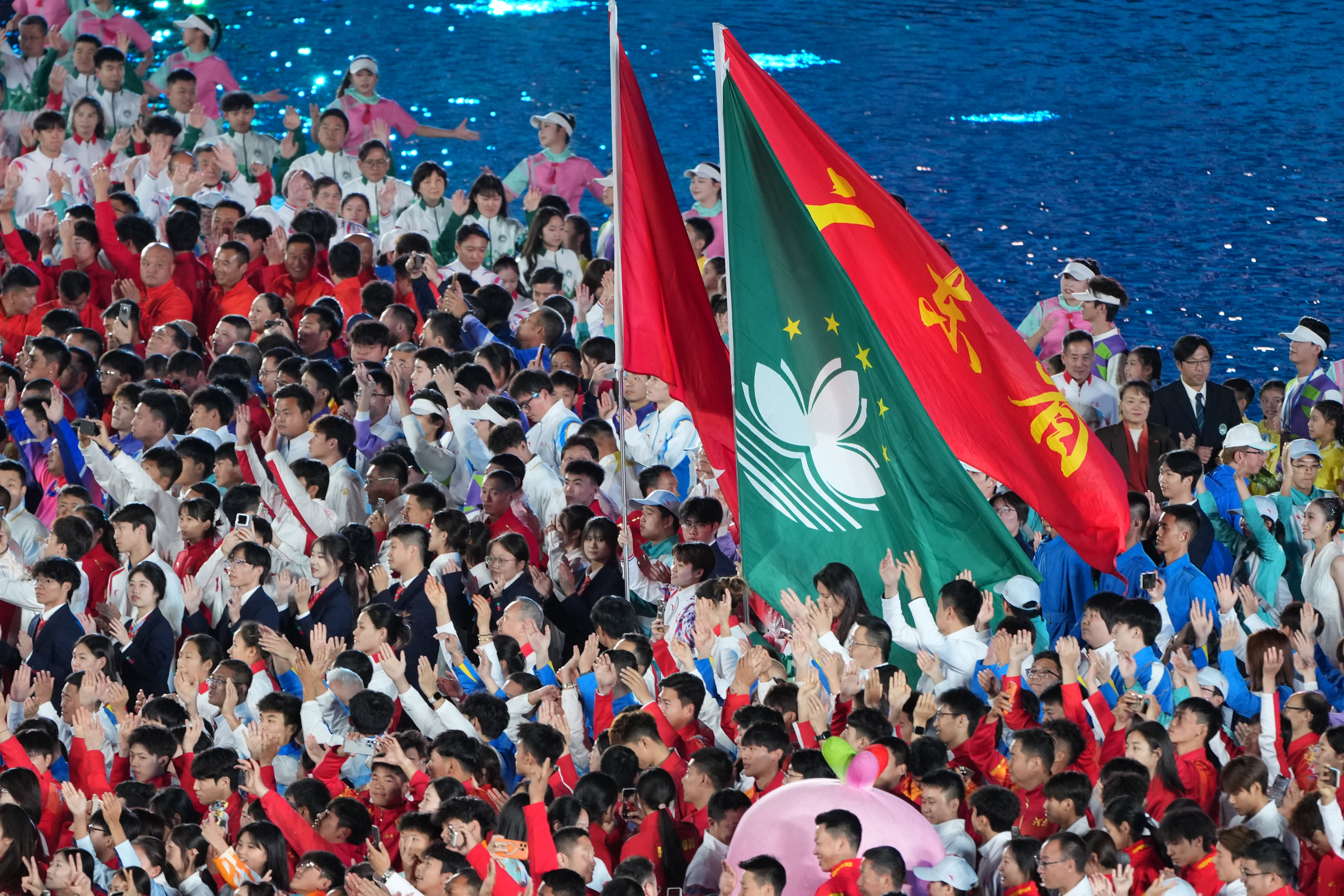 ↑ 参赛团队代表在闭幕式上入场。澳门队运动员郭建恒在闭幕式现场。今晚<strong>telegram中文下载</strong> 新华社记者 陈思汗 摄</p><p style=
