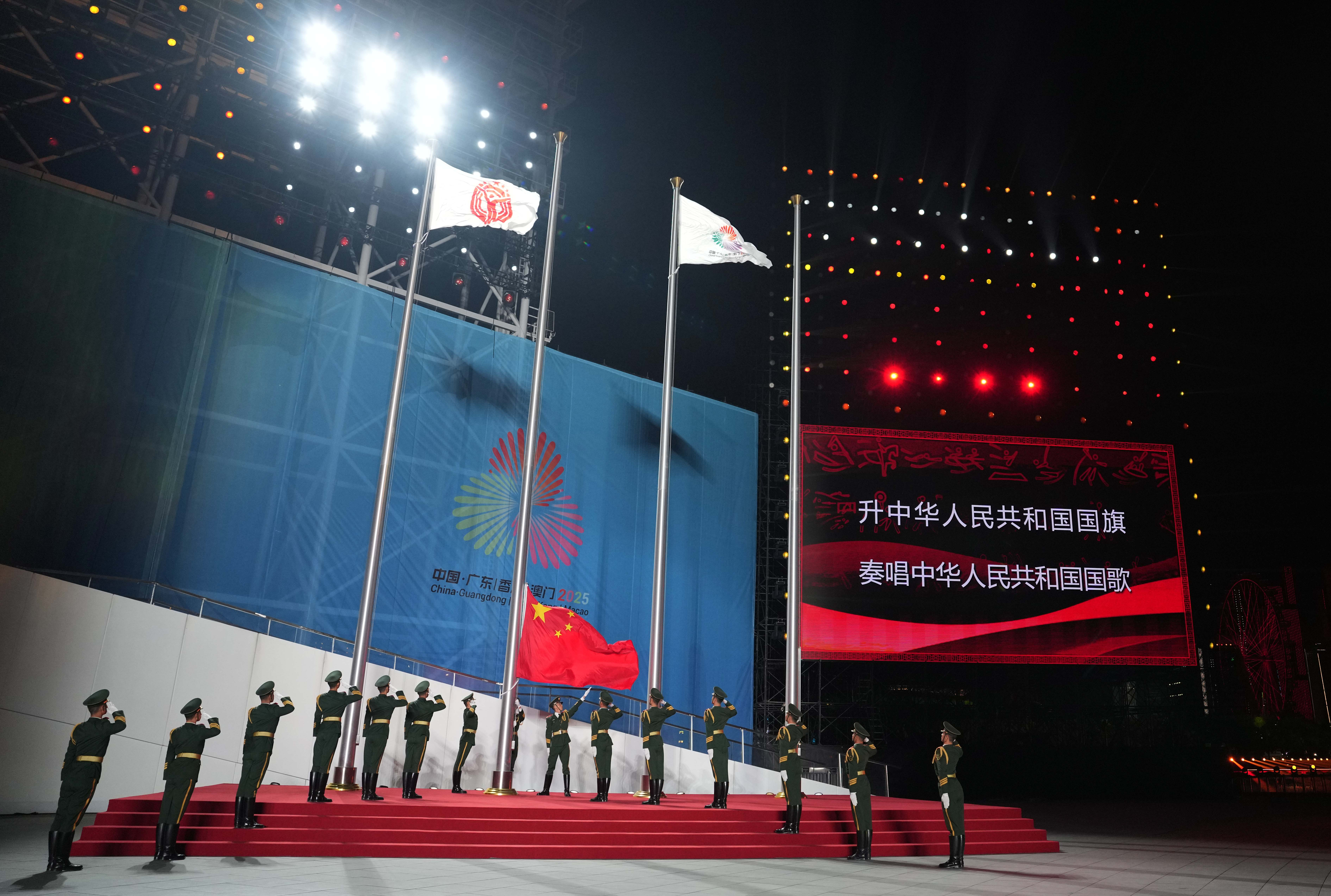 ↑ 这是拍摄的闭幕式上的升国旗仪式。 新华社记者 李志鹏 摄