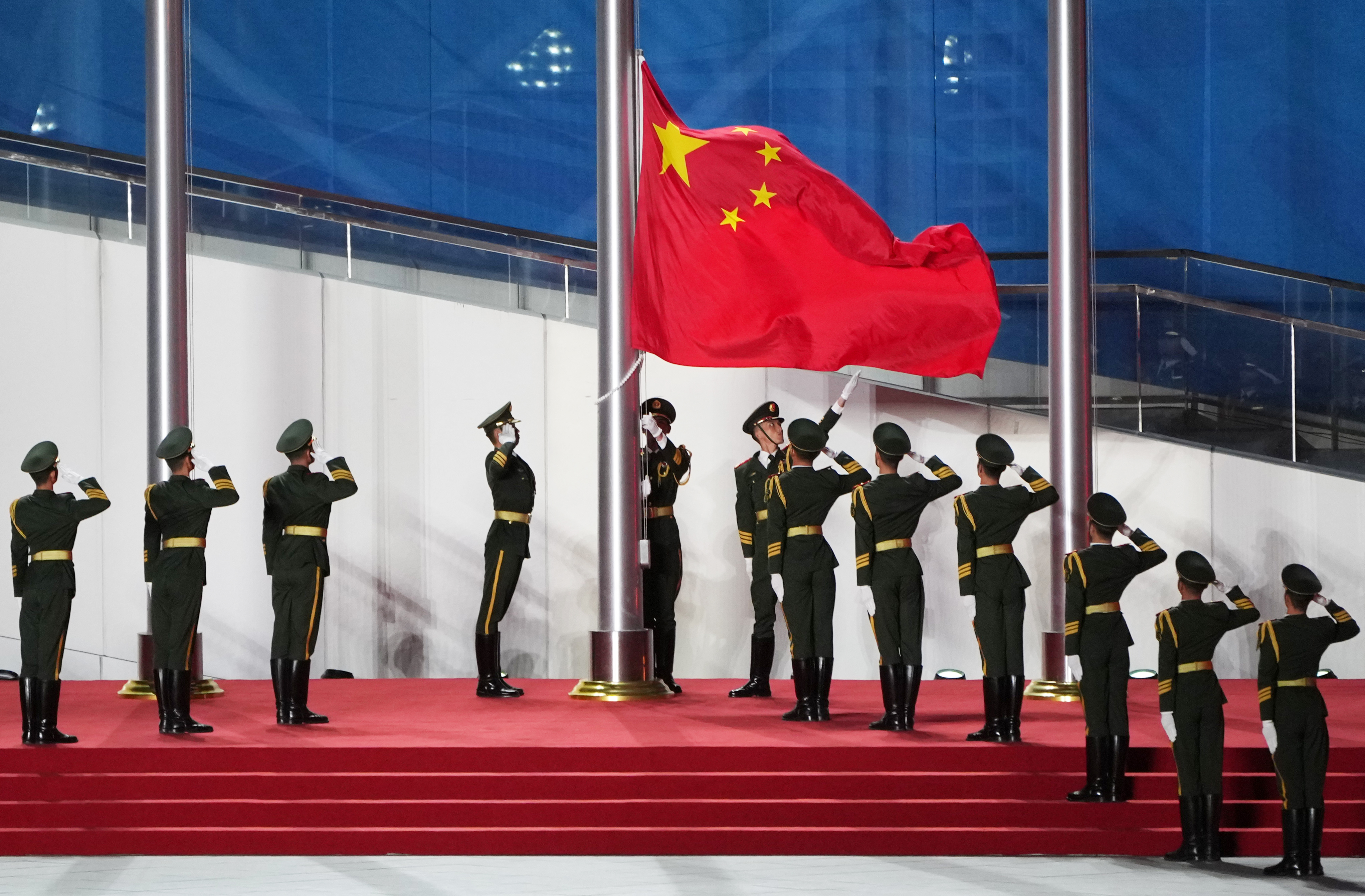 ↑ 这是拍摄的闭幕式上的升国旗仪式。中华人民共和国运动会会旗（左）和第十五届全国运动会会旗。香港队运动员李思颖（前左）和澳门队运动员郭建恒（前右）在闭幕式现场。 新华社记者 李志鹏 摄</p><p style=