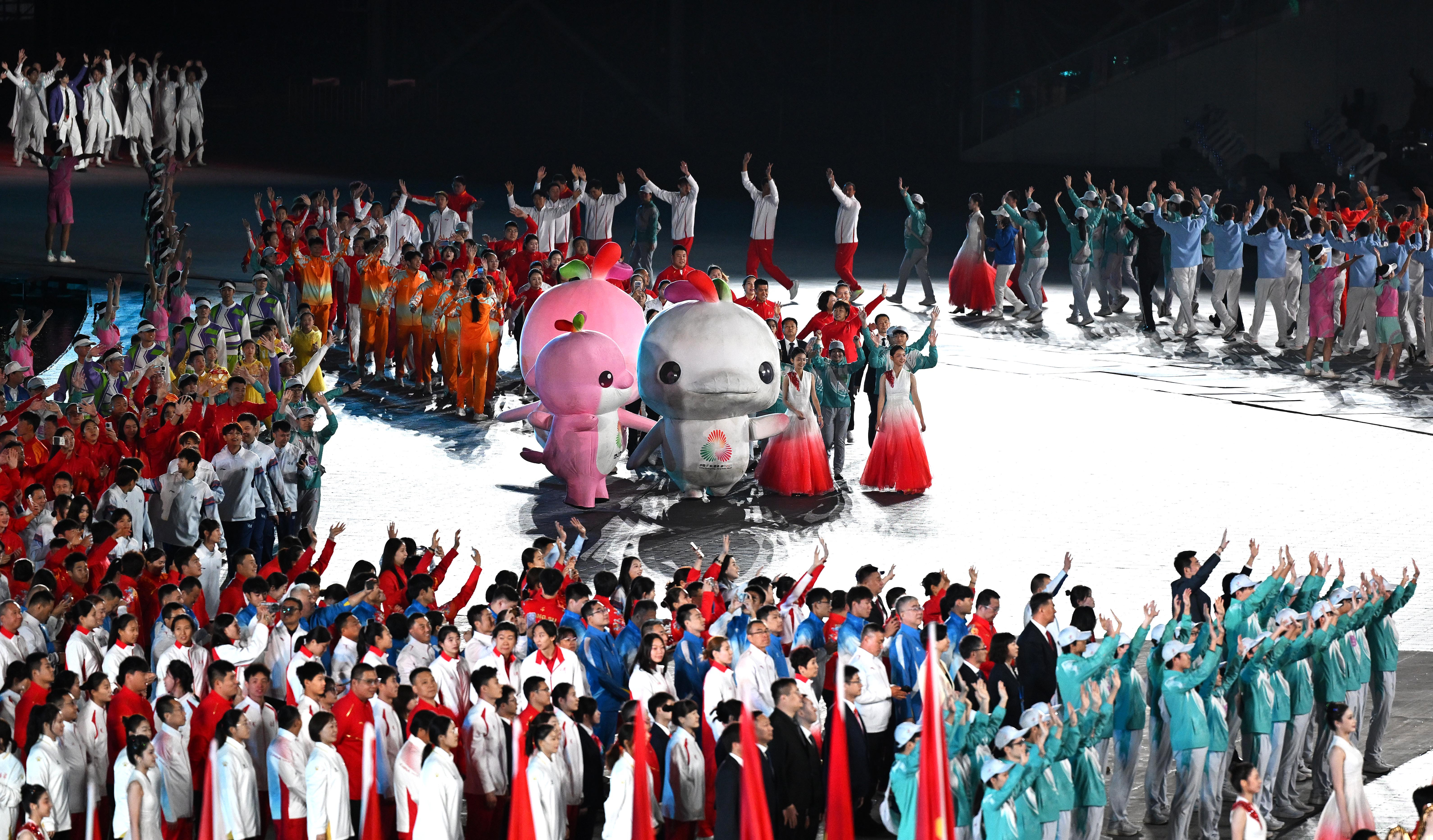 ↑ 参赛团队代表在闭幕式上入场。香港队运动员李思颖(前左)和澳门队运动员郭建恒(前右)在闭幕式现场。全运 新华社记者 陈益宸 摄