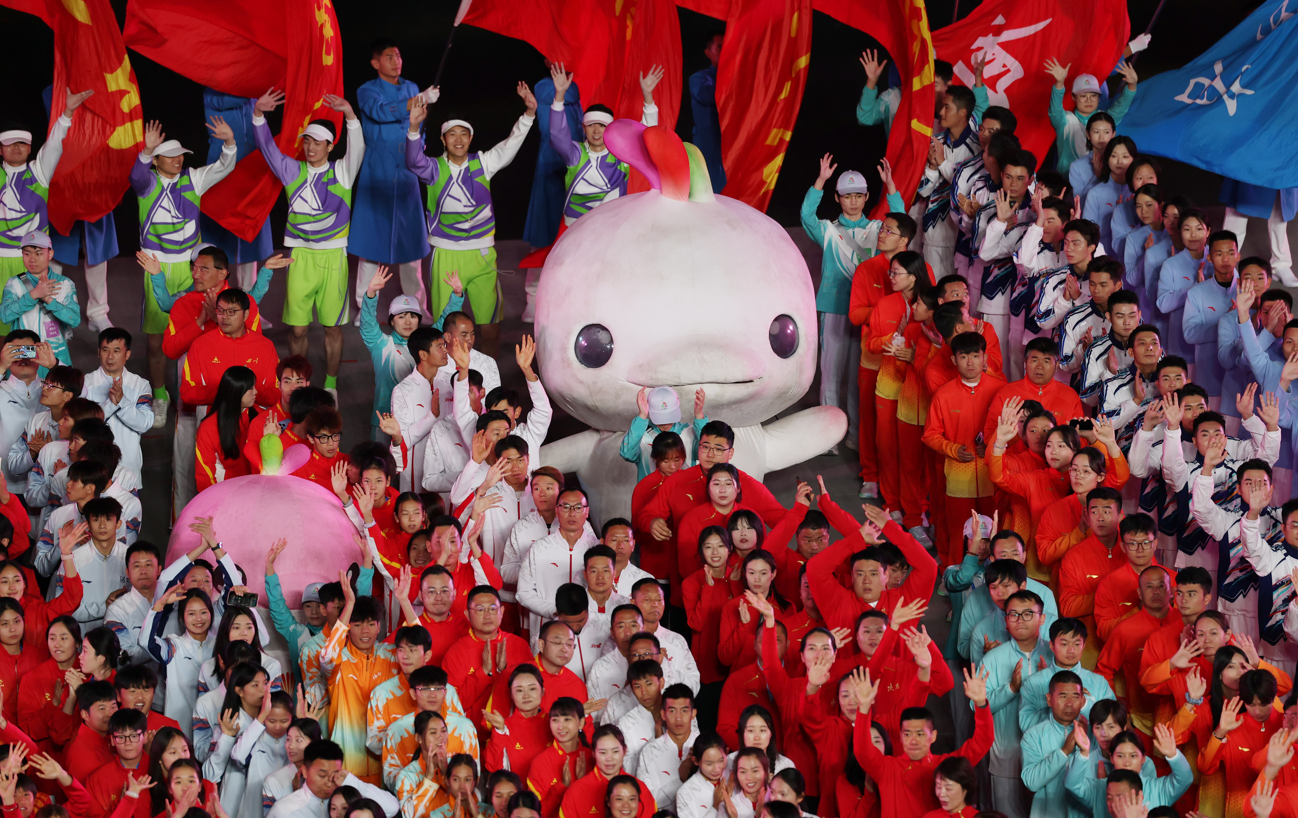 ↑ 参赛团队代表在闭幕式上。 新华社记者 李志鹏 摄</p><p style=