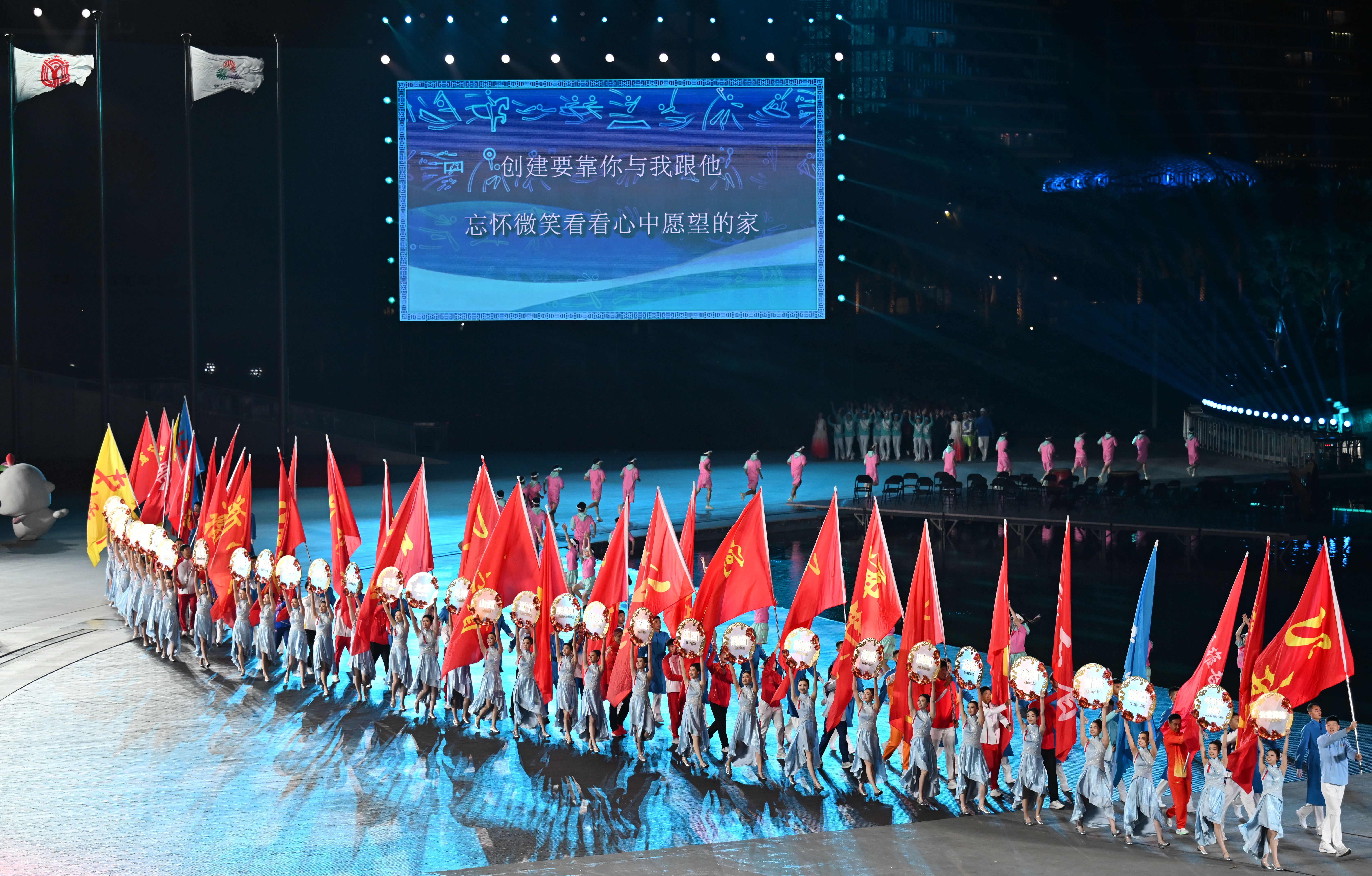 ↑ 参赛团队代表在闭幕式上入场。 新华社记者 连振 摄