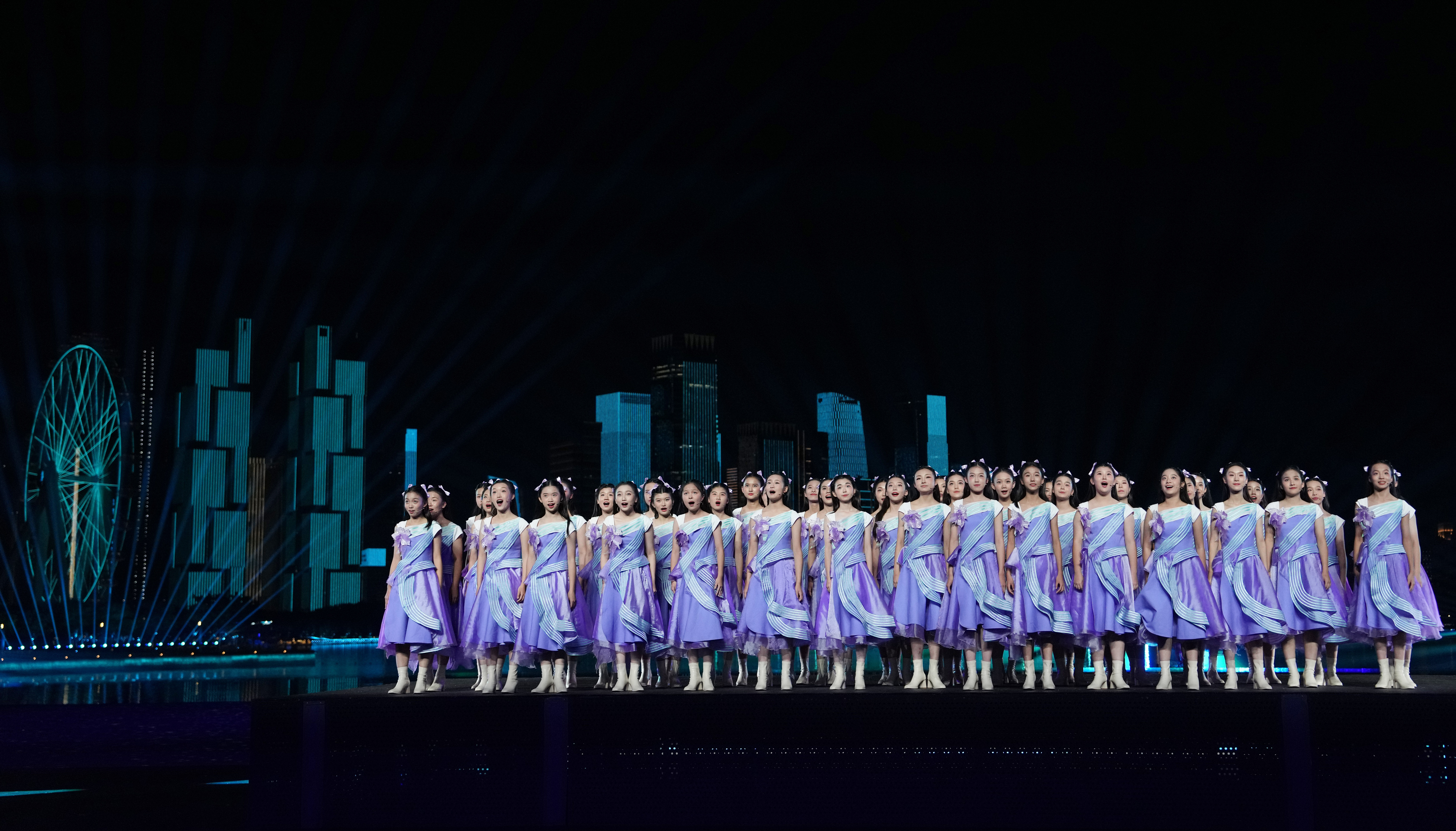 ↑ 演员在闭幕式现场表演。 新华社记者 夏一方 摄</p><p style=