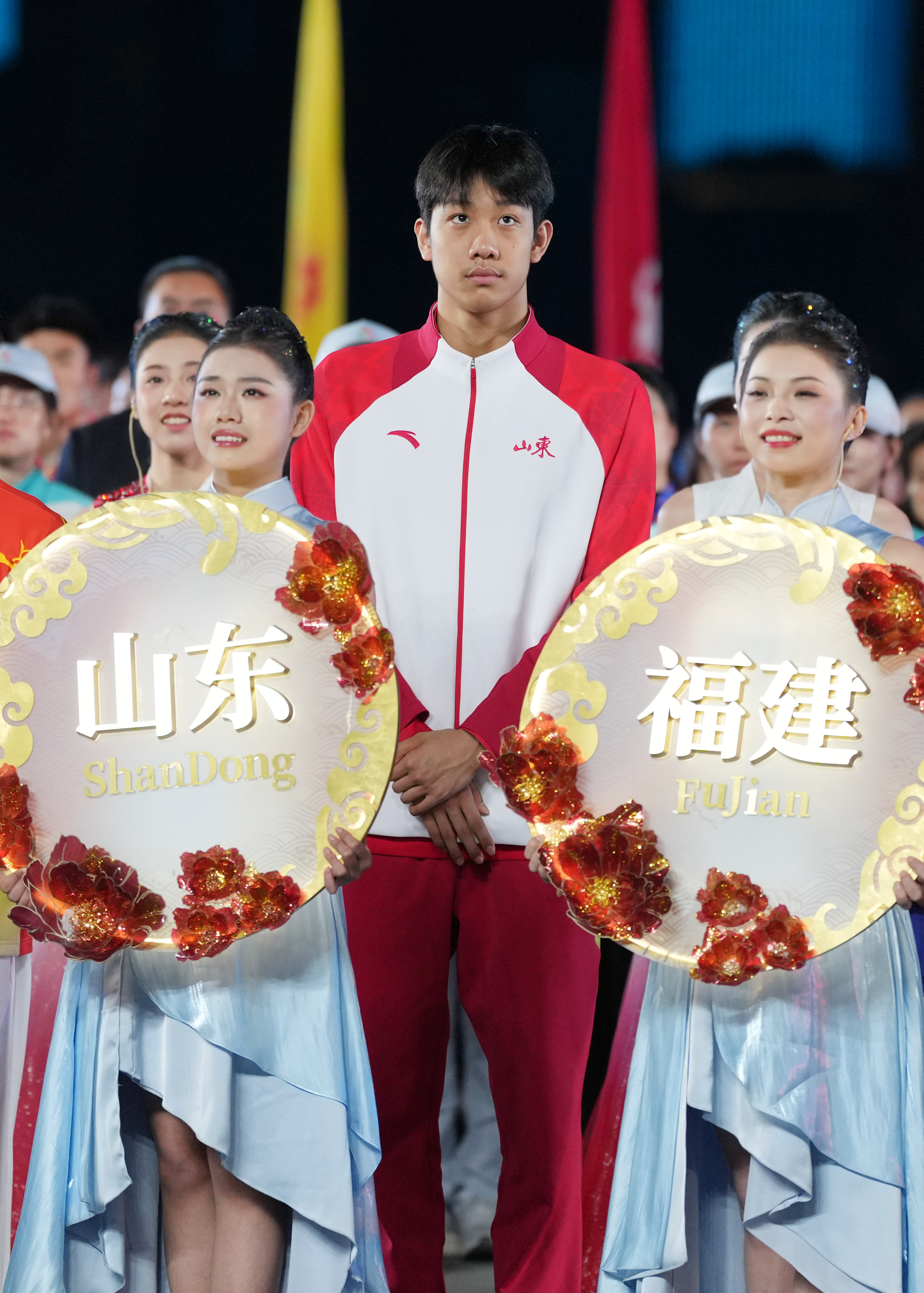 ↑ 山东队运动员张展硕(中)在闭幕式现场。 新华社记者 夏一方 摄