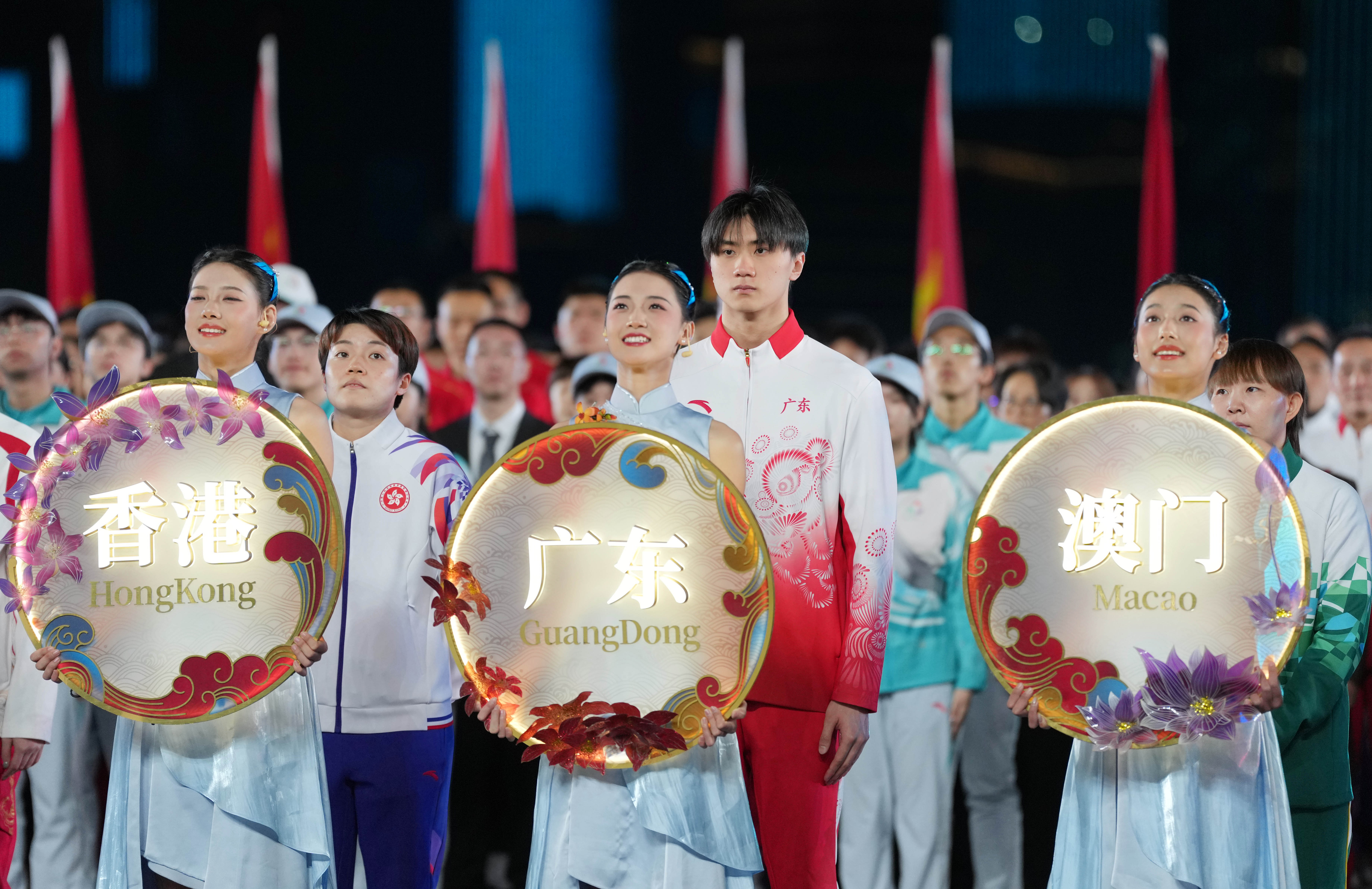 ↑ 广东队运动员陈俊儿（右二）在闭幕式现场。 新华社记者 李紫恒 摄