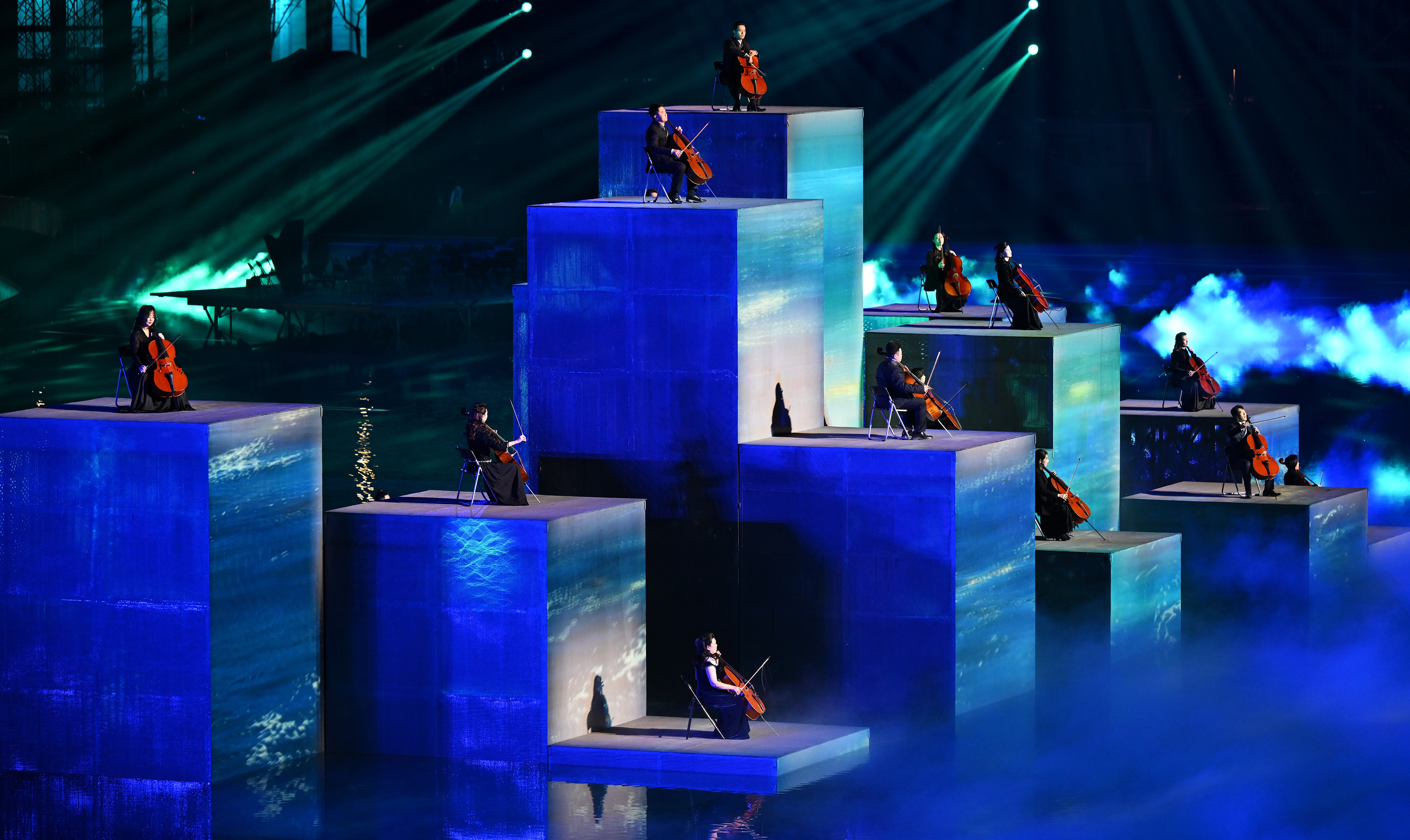 ↑ 演员在闭幕式现场表演。 新华社记者 张龙 摄