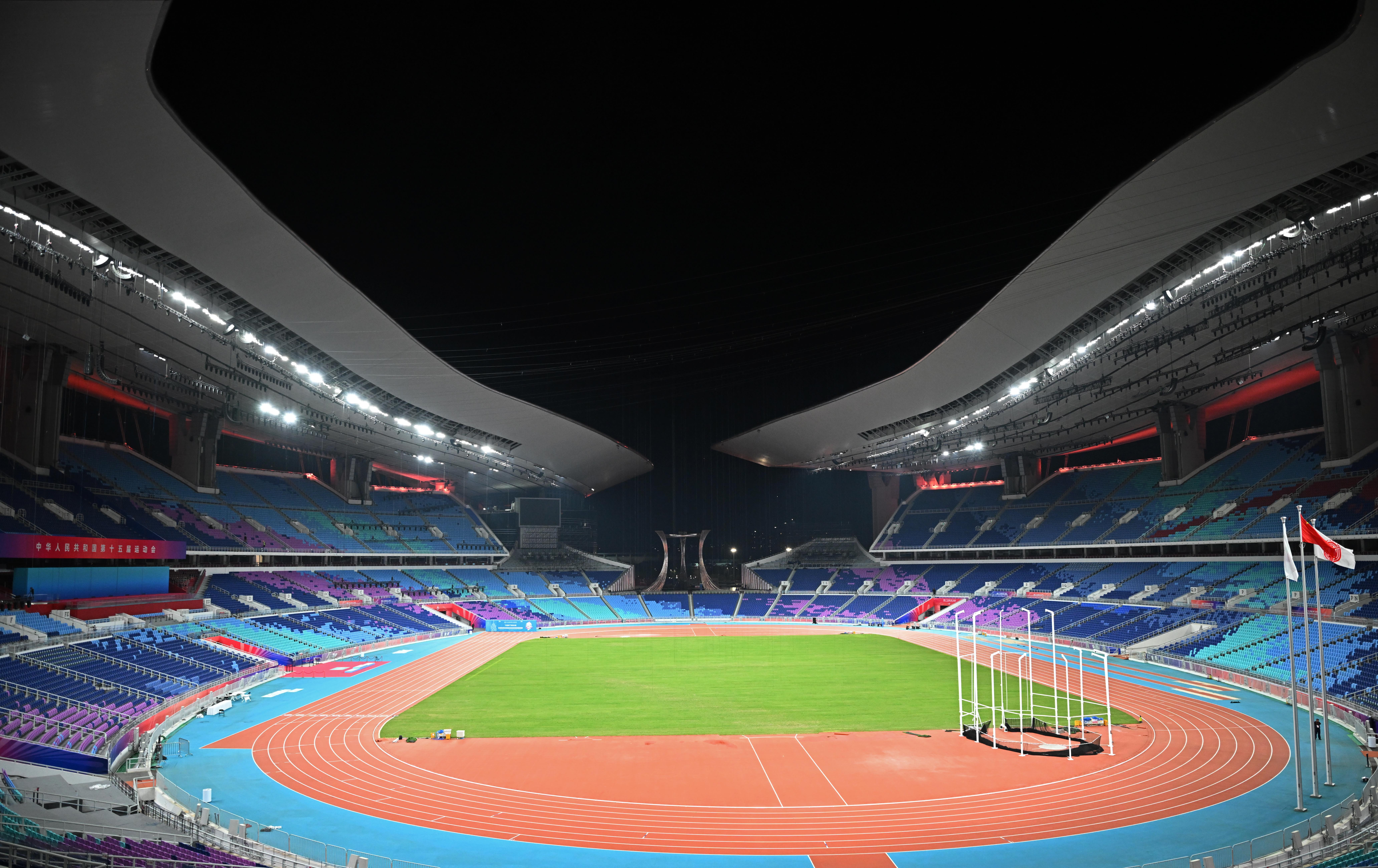 ↑ 位于广州广东奥体中心的主火炬被熄灭。 新华社记者 毛思倩 摄</p><p style=