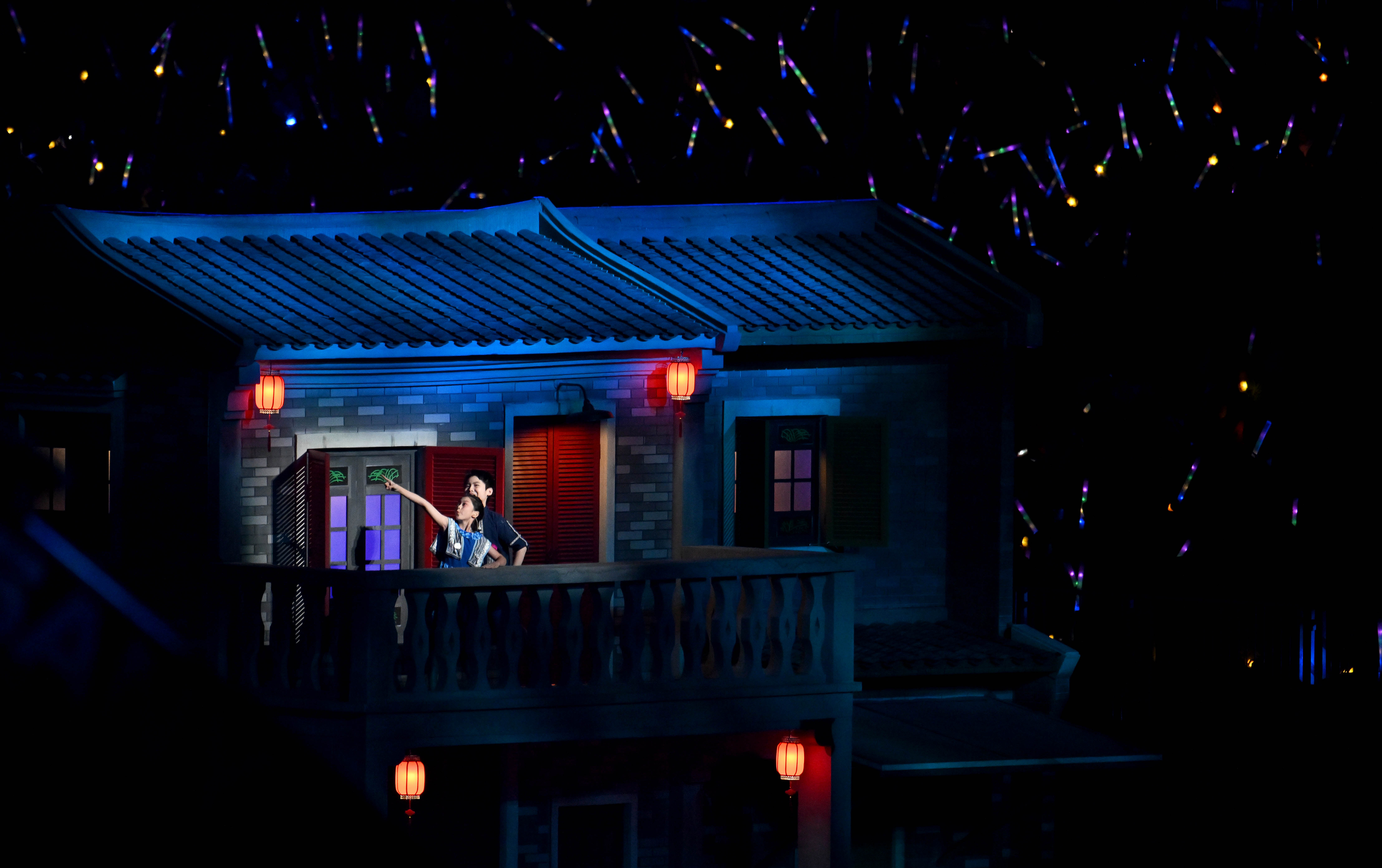 ↑ 演员在闭幕式现场表演。 新华社记者 毛思倩 摄