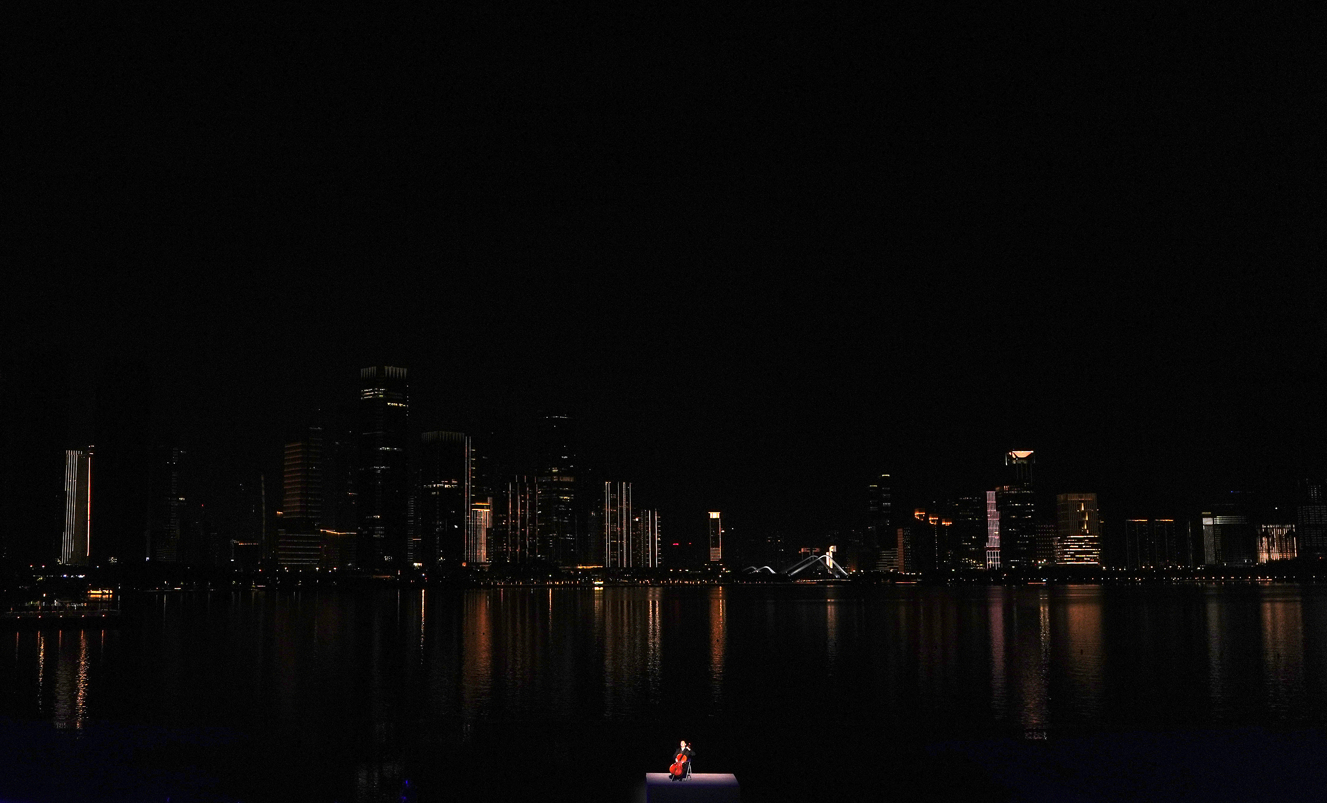 ↑ 演员在闭幕式现场表演。 新华社记者 张龙 摄