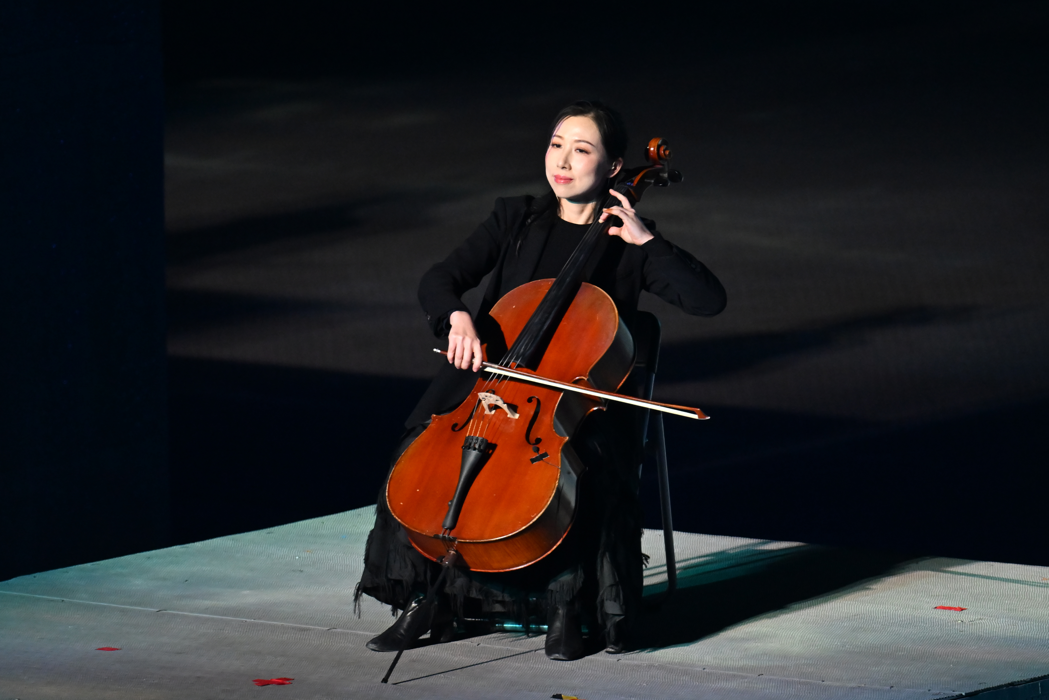 ↑ 演员在闭幕式现场表演。 新华社记者 张龙 摄</p><p style=