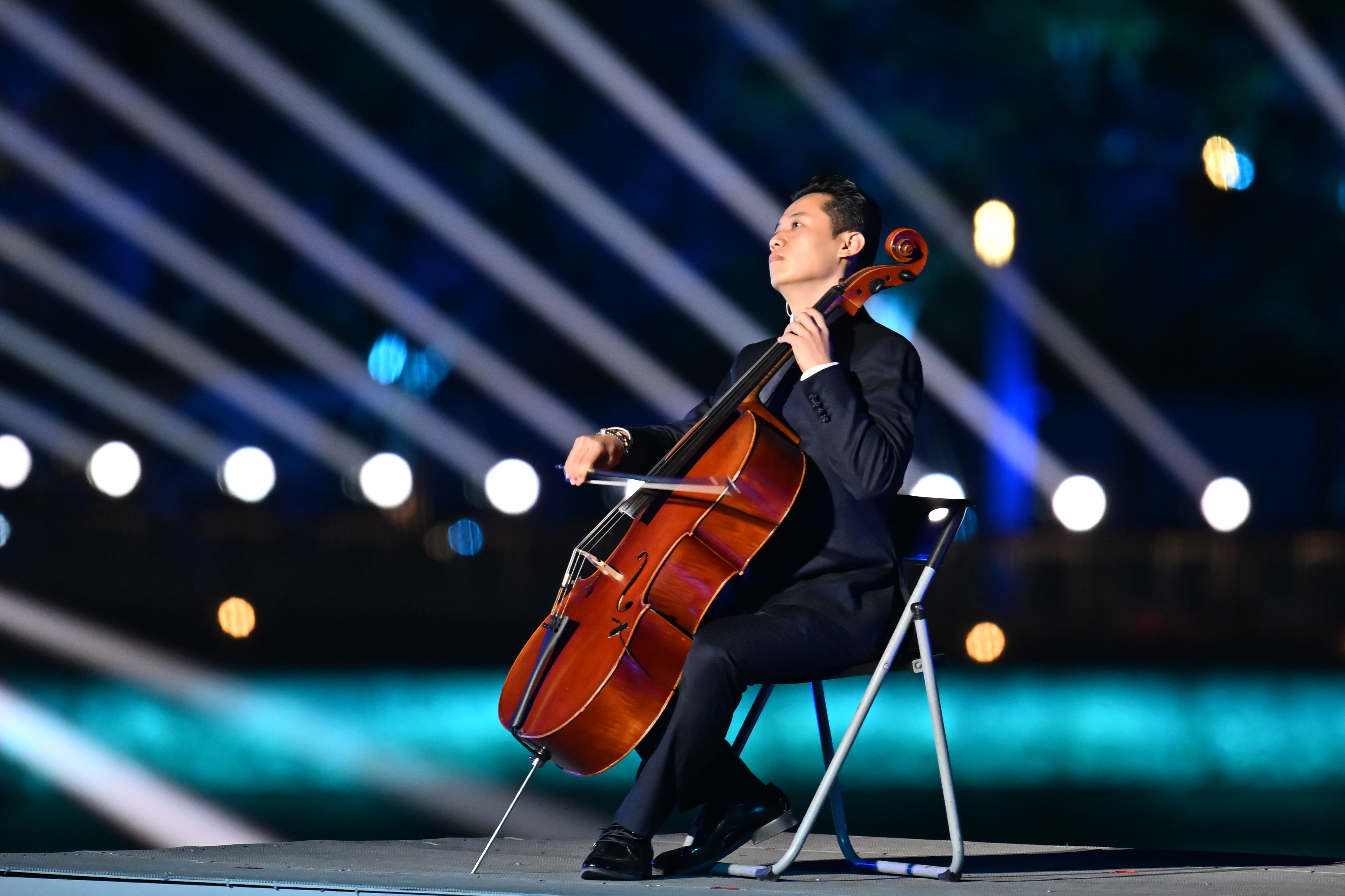 ↑ 演员在闭幕式现场表演。 新华社记者 夏一方 摄</p><p style=