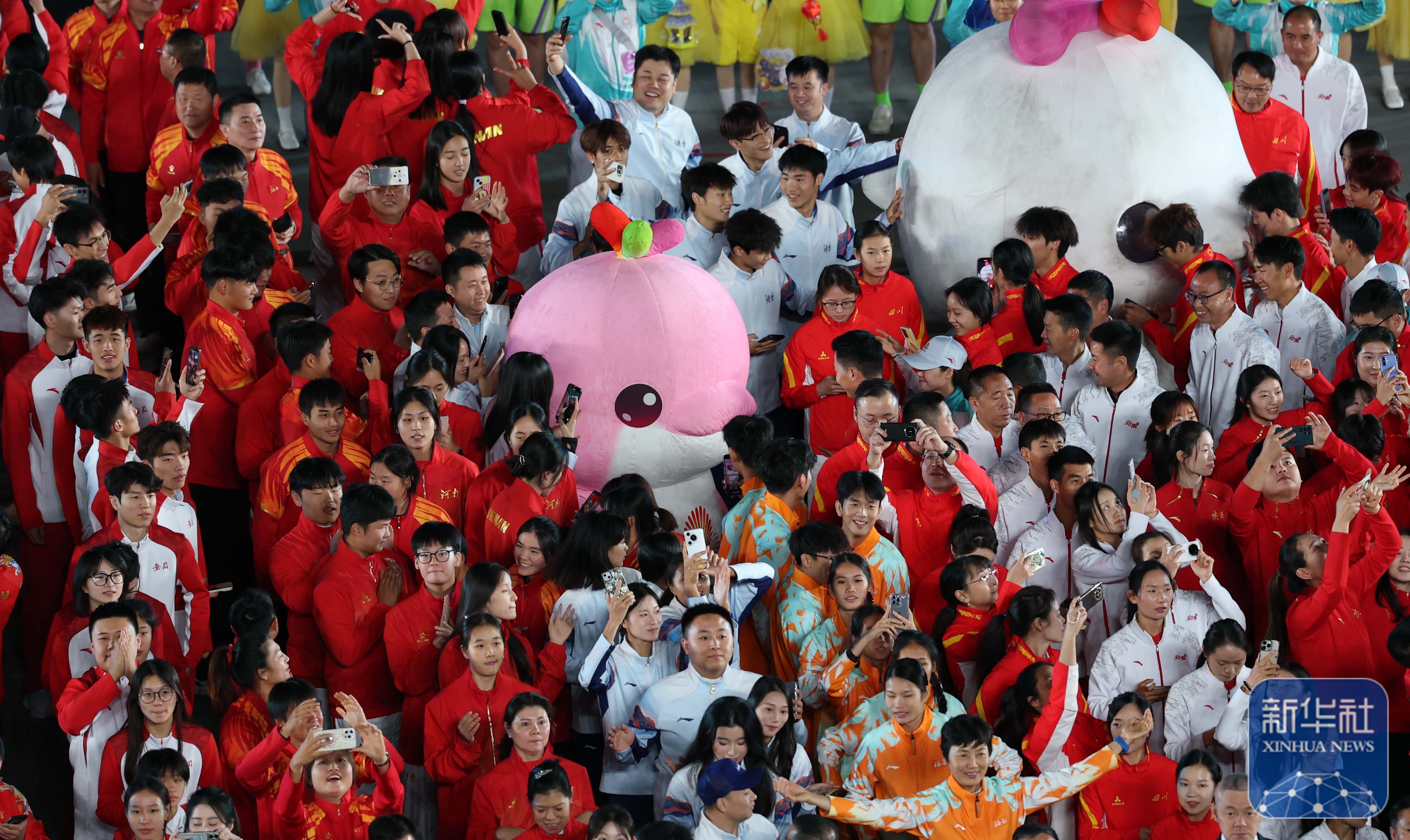 ↑ 参赛团队代表在闭幕式上。 新华社记者 夏一方 摄</p><p style=