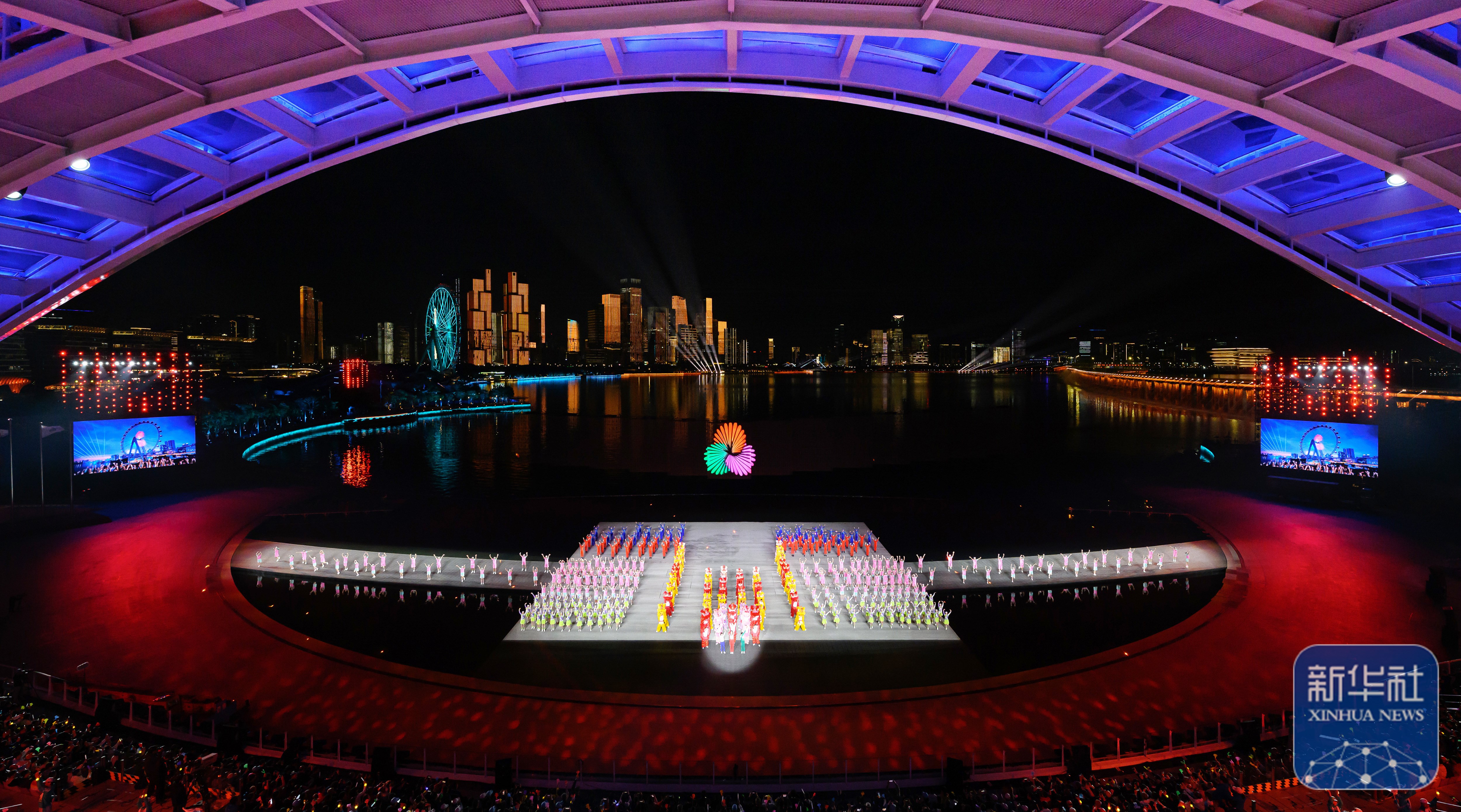 ↑ 演员在闭幕式现场表演。澳门队运动员郭建恒在闭幕式现场。全运 新华社记者 张龙 摄</p><p style=