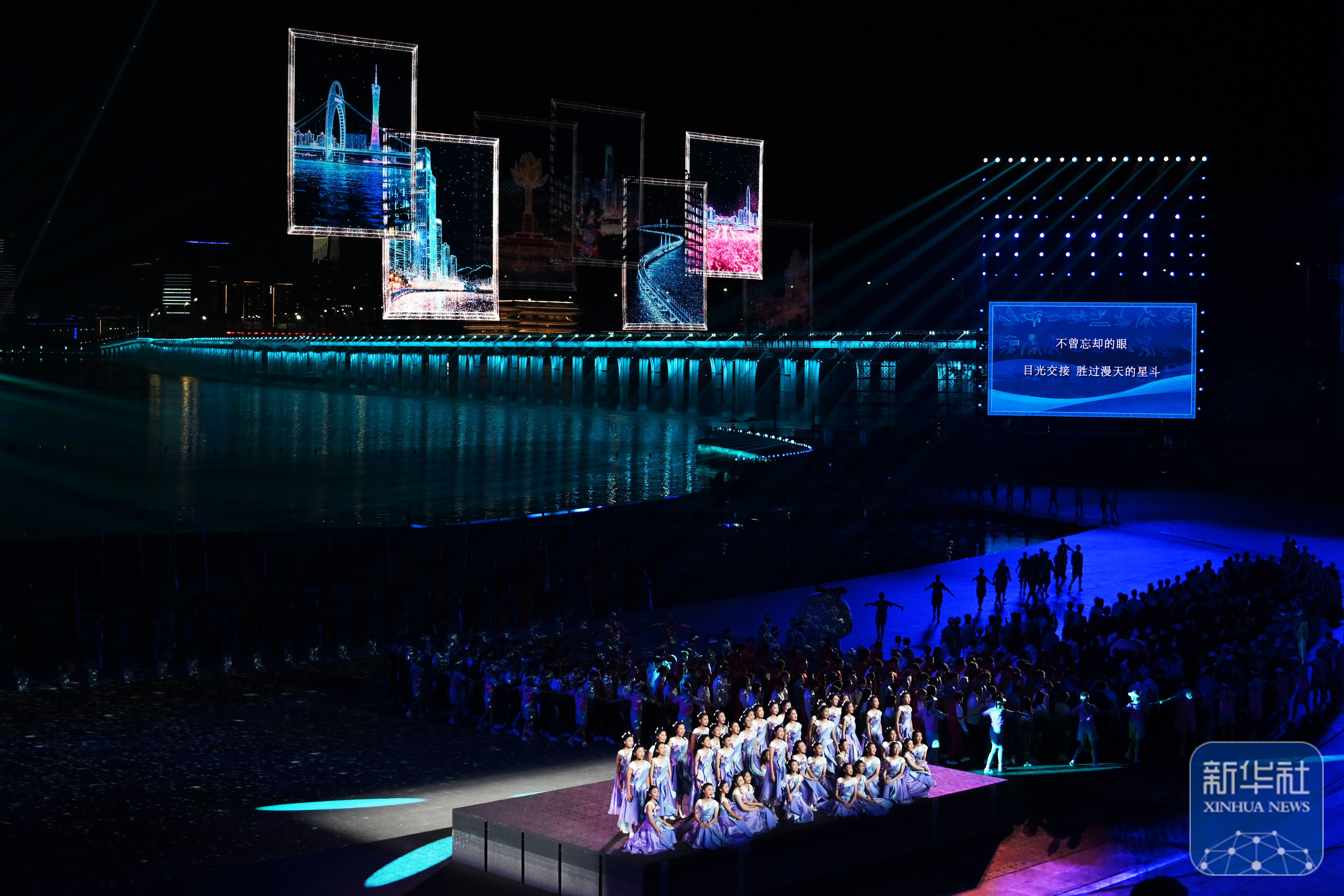 ↑ 演员在闭幕式现场表演。 新华社记者 夏一方 摄</p><p style=