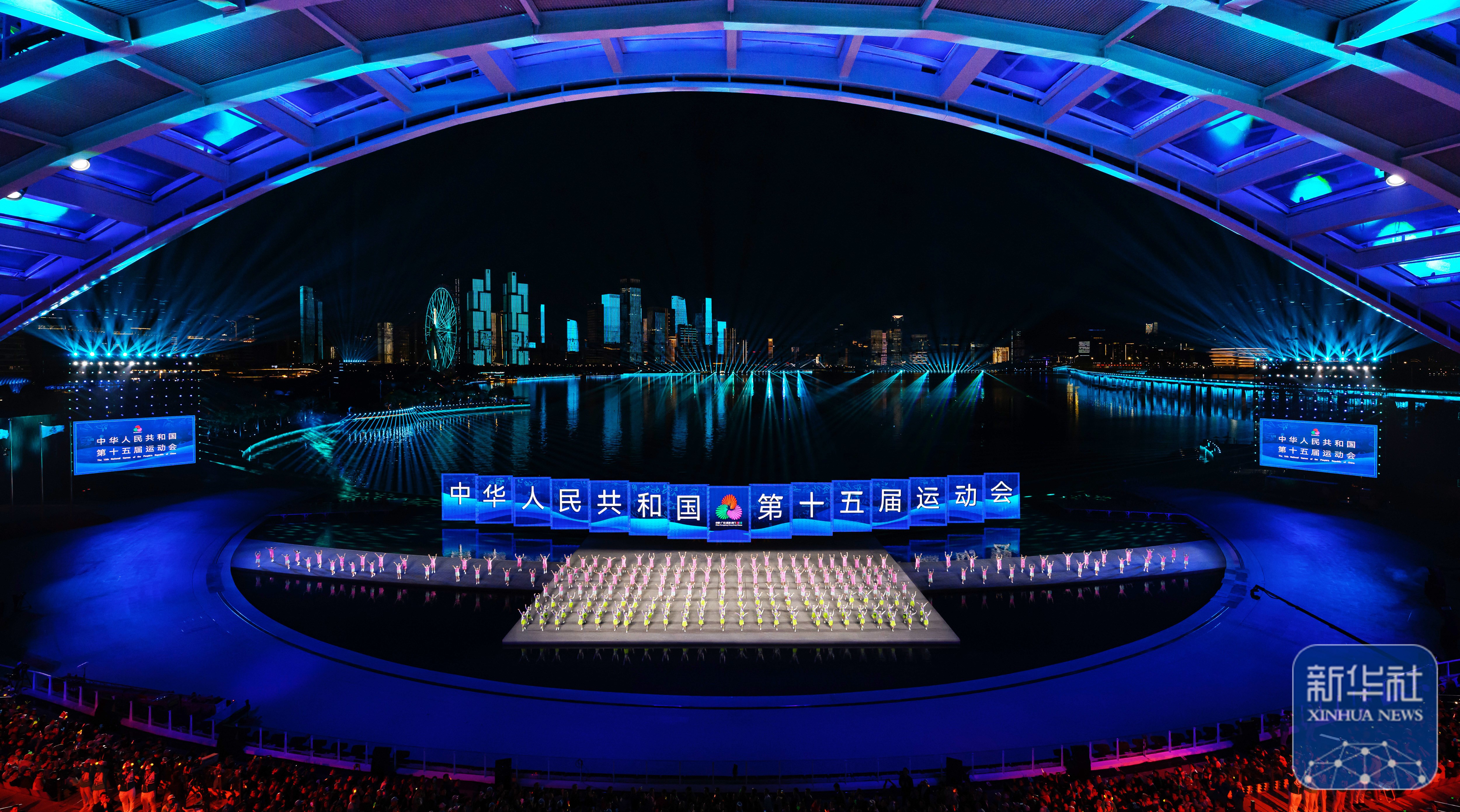 ↑ 演员在闭幕式现场表演。 新华社记者 毛思倩 摄