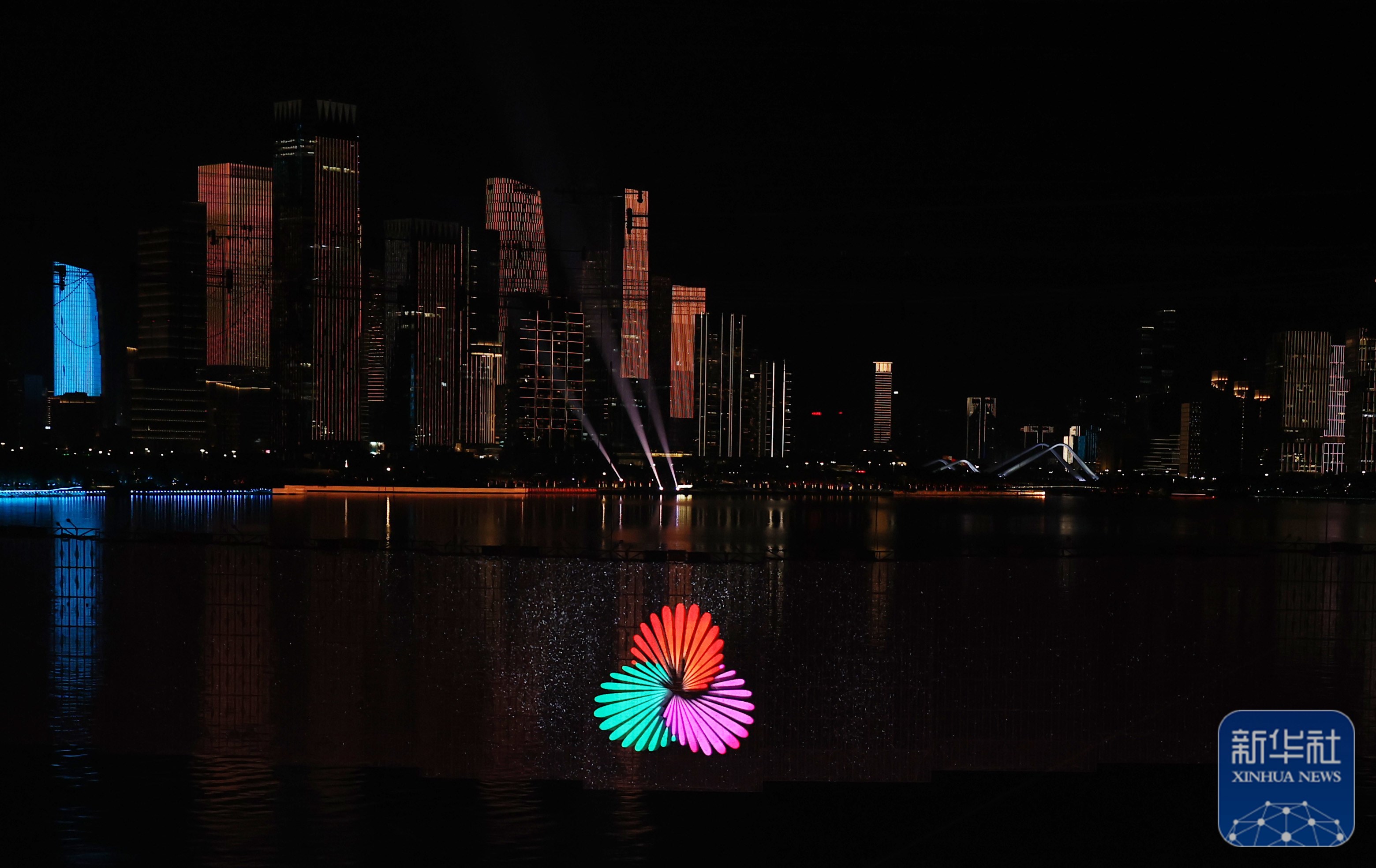 ↑ 拍摄的闭幕式现场。 新华社记者 连振 摄</p><p style=