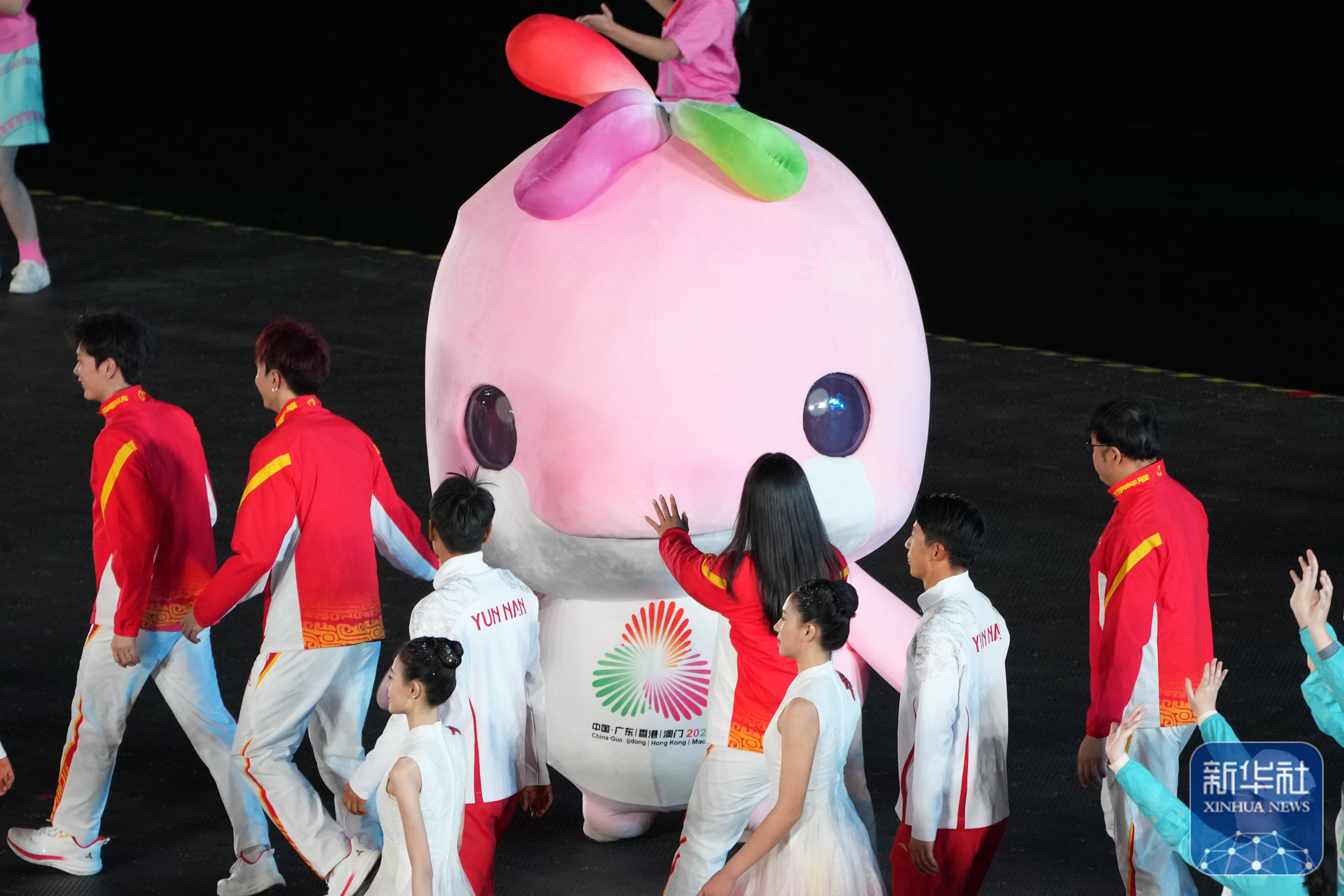 ↑ 参赛团队代表在闭幕式上和吉祥物互动。<p style=