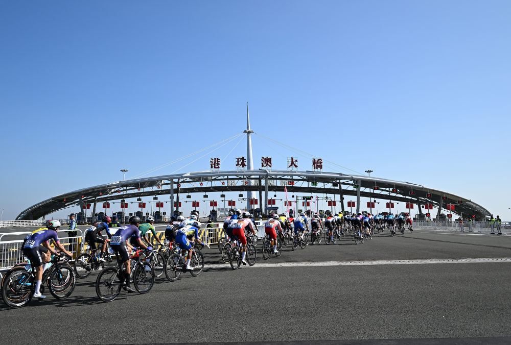 11月8日，参赛选手经过港珠澳大桥闸口。当日，第十五届全国运动会公路自行车男子个人赛决赛开赛，全程231.8公里，选手将经过港珠澳大桥，跨越粤港澳三地。这是全运会历史上首次举办跨境比赛。新华社记者 邓华 摄