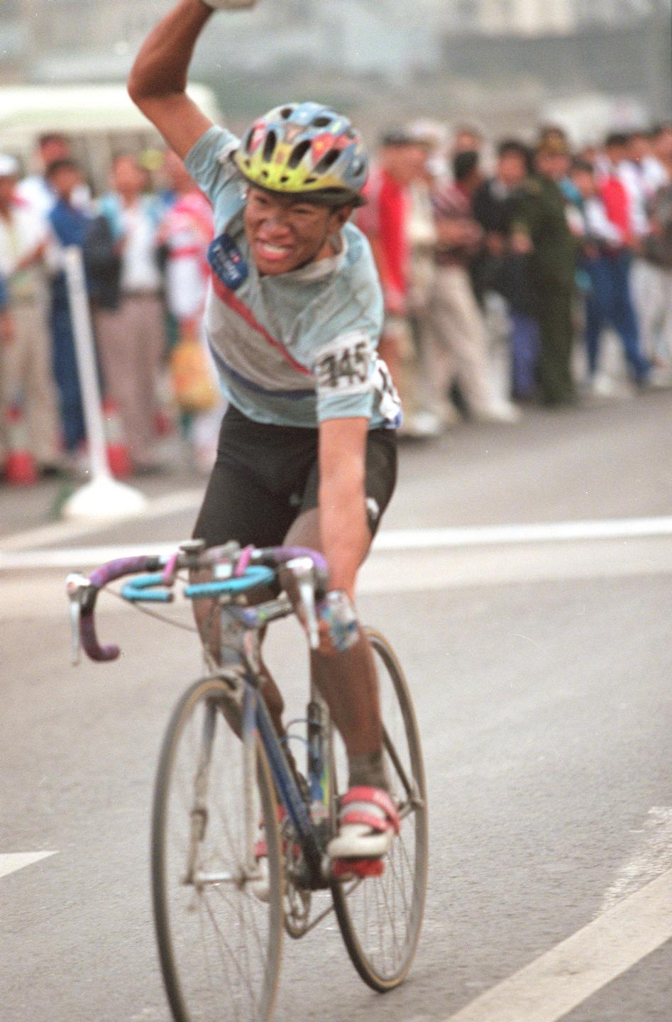 资料图：1997年10月15日下午，在八运会自行车比赛男子180公里个人赛中，黄金宝以4小时10分7秒50的成绩，为香港代表团获得首枚全运会金牌。新华社记者 任珑 摄