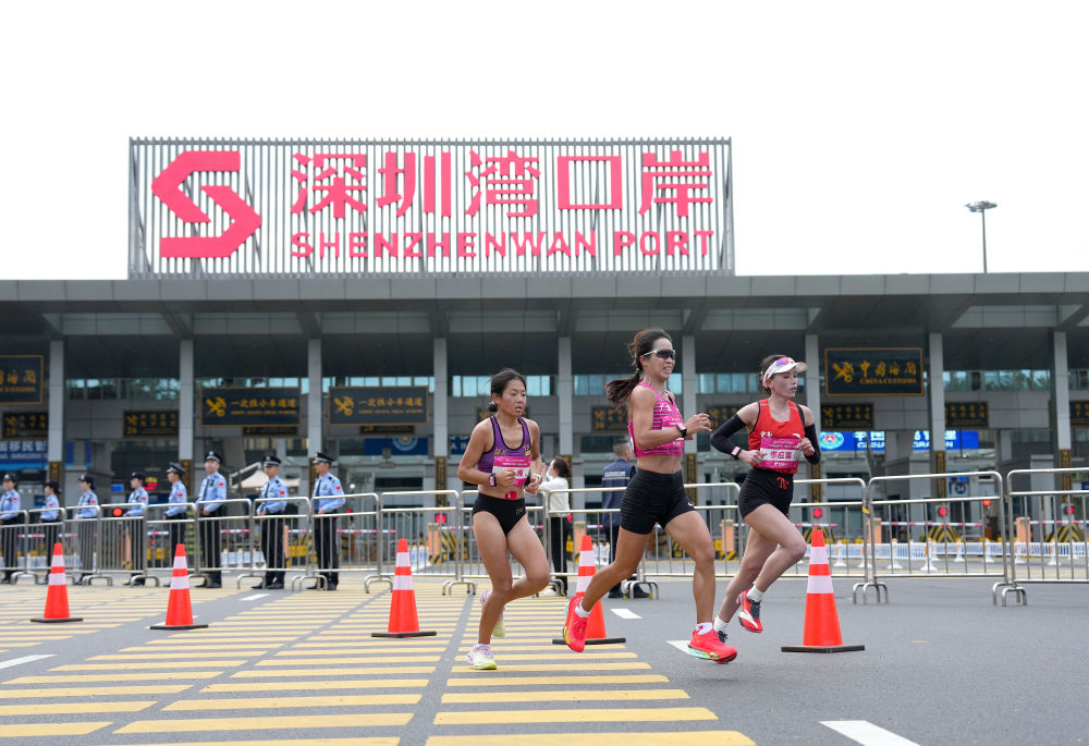11月15日，第十五届全国运动会田径项目女子马拉松比赛参赛选手经过深圳湾口岸。新华社记者 丁增尼达 摄