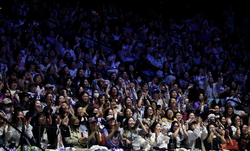 　　11月14日，在澳门进行的第十五届全国运动会乒乓球混合双打决赛中，观众为参赛选手加油助威。新华社记者 孙凡越 摄