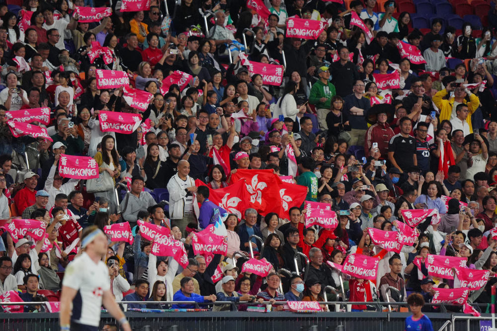 　　11月14日，在香港举行的第十五届全国运动会7人制橄榄球男子决赛中，球迷在场边加油助威。新华社记者 朱炜 摄