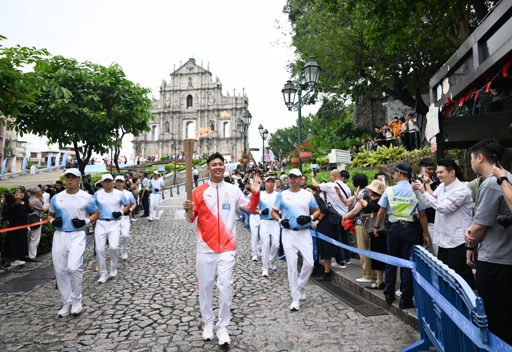 11月2日，全运会火炬在澳门大三巴牌坊前传递。新华社发（张金加 摄）