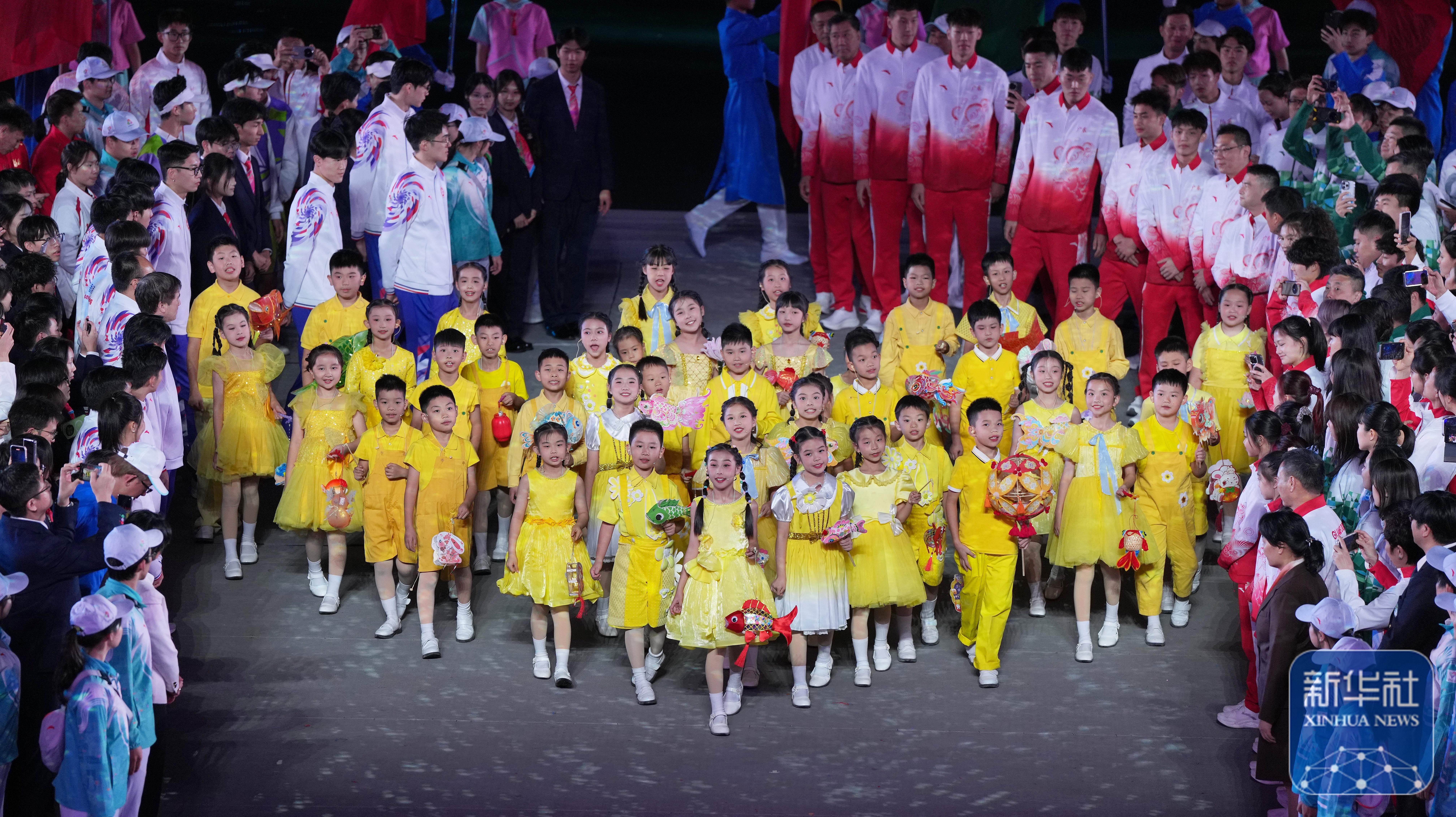 ↑ 小演员在闭幕式上表演。 新华社记者 毛思倩 摄</p><p style=