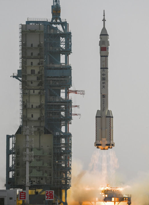 神舟二十二号飞船载货飞赴中国空间站 我国首次应急发射任务取得圆满成功