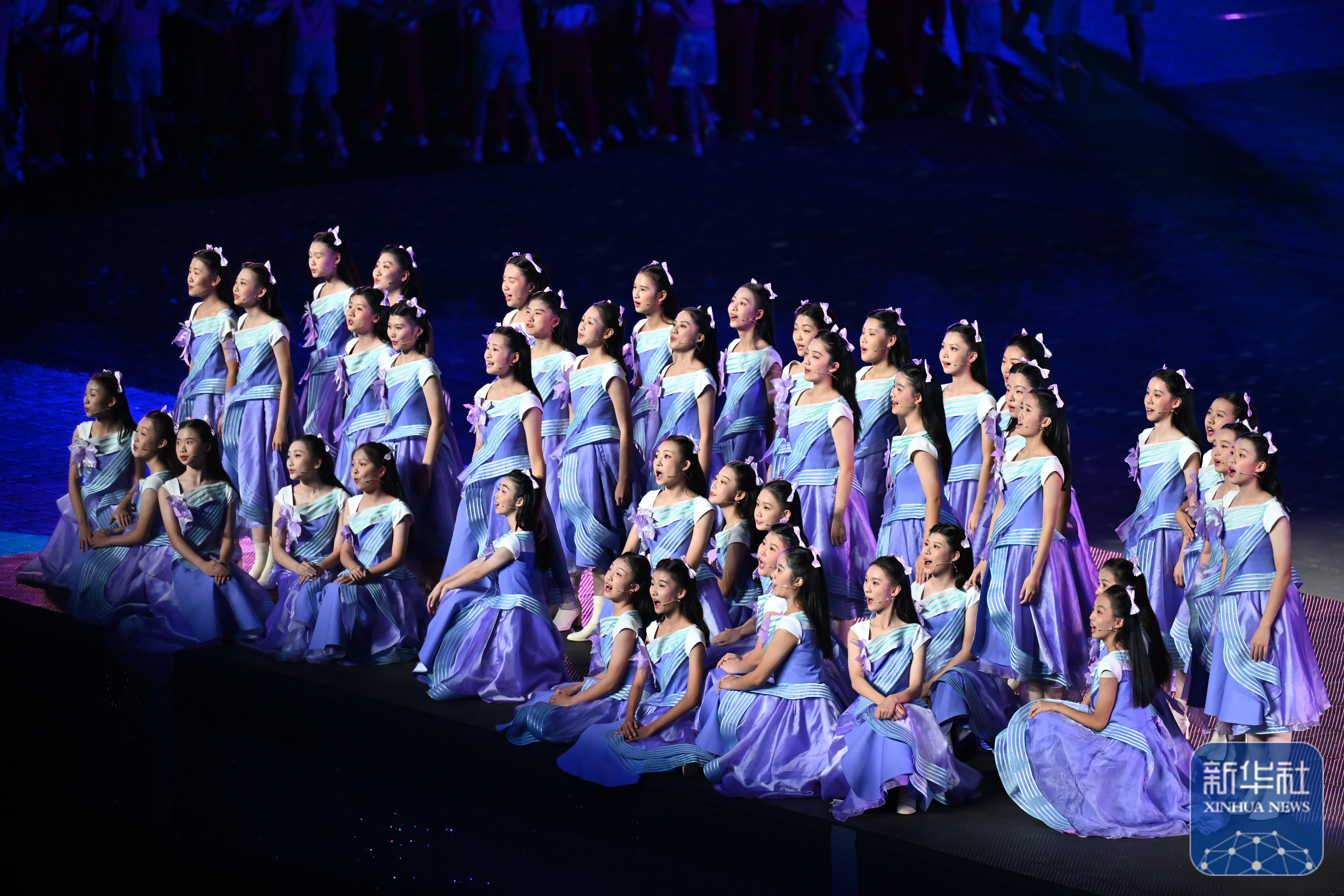 ↑ 演员在闭幕式现场表演。 新华社记者 李志鹏 摄