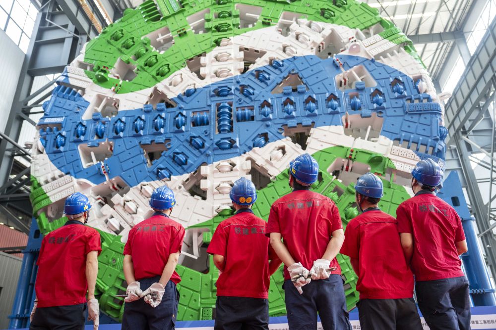 3月26日，我国最大直径土压平衡双护盾组合式隧道掘进机“强基号”在铁建重工长沙第二产业园下线。新华社记者 陈思汗 摄