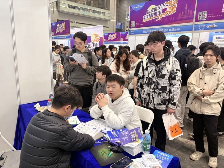 12月27日，在招聘会现场，求职者与企业招聘人员交流。新华社记者 赵瑞希 摄