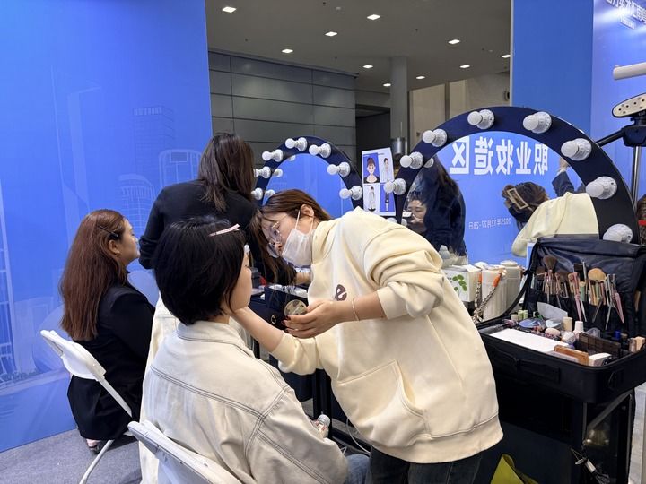 12月27日，招聘会现场为求职者提供免费职业妆造服务。新华社记者 赵瑞希 摄