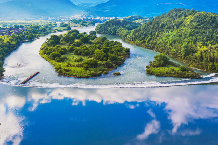 古堰画乡通济堰景色。