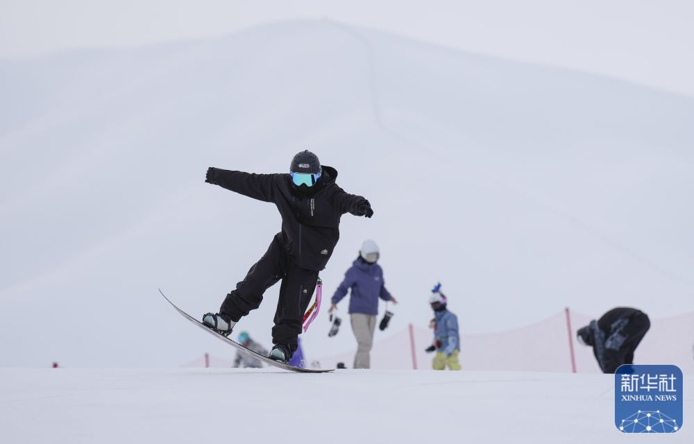 新疆那拉提：雪原跃动“热雪”激情