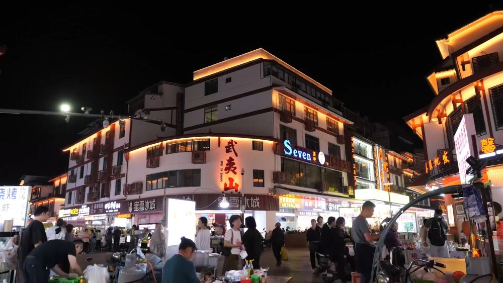 新华视点|一城一特色焕新文旅 夜经济激活消费新引擎