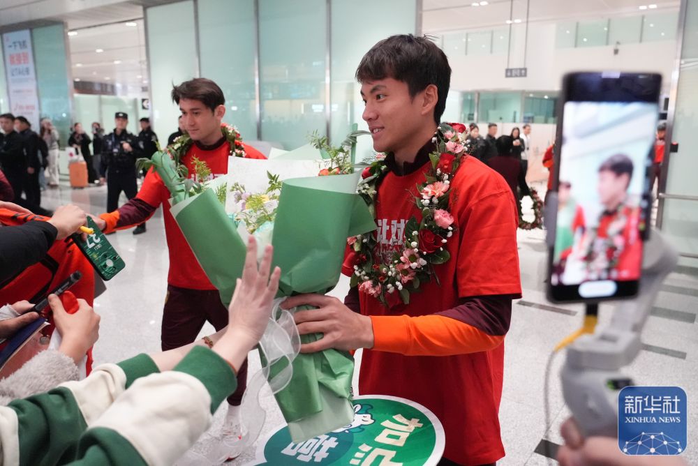 U23国足抵达北京 大批球迷到机场迎接