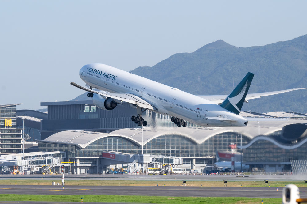 2024年11月28日，香港国际机场三跑道系统正式启用后，一架飞机从中跑道起飞。（朱炜 摄）