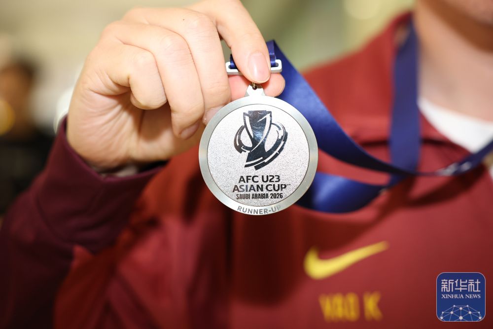 U23国足抵达北京 大批球迷到机场迎接