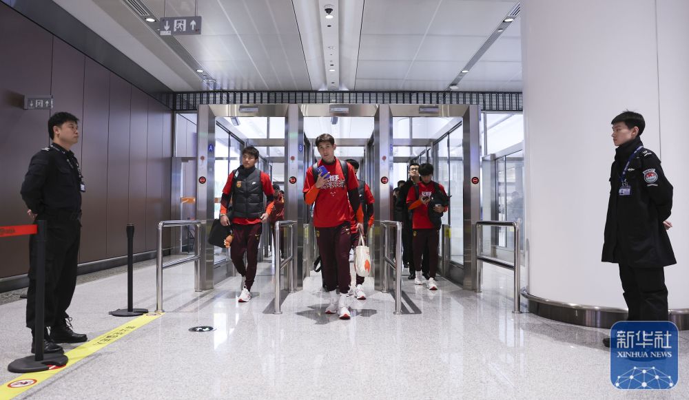 U23国足抵达北京 大批球迷到机场迎接