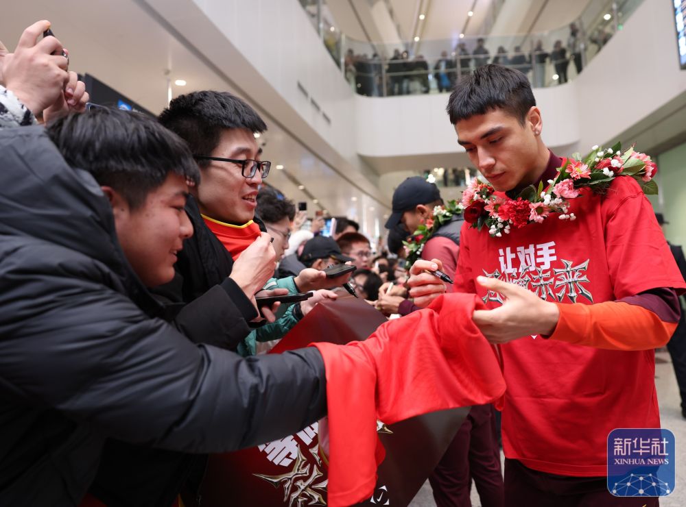 U23国足抵达北京 大批球迷到机场迎接