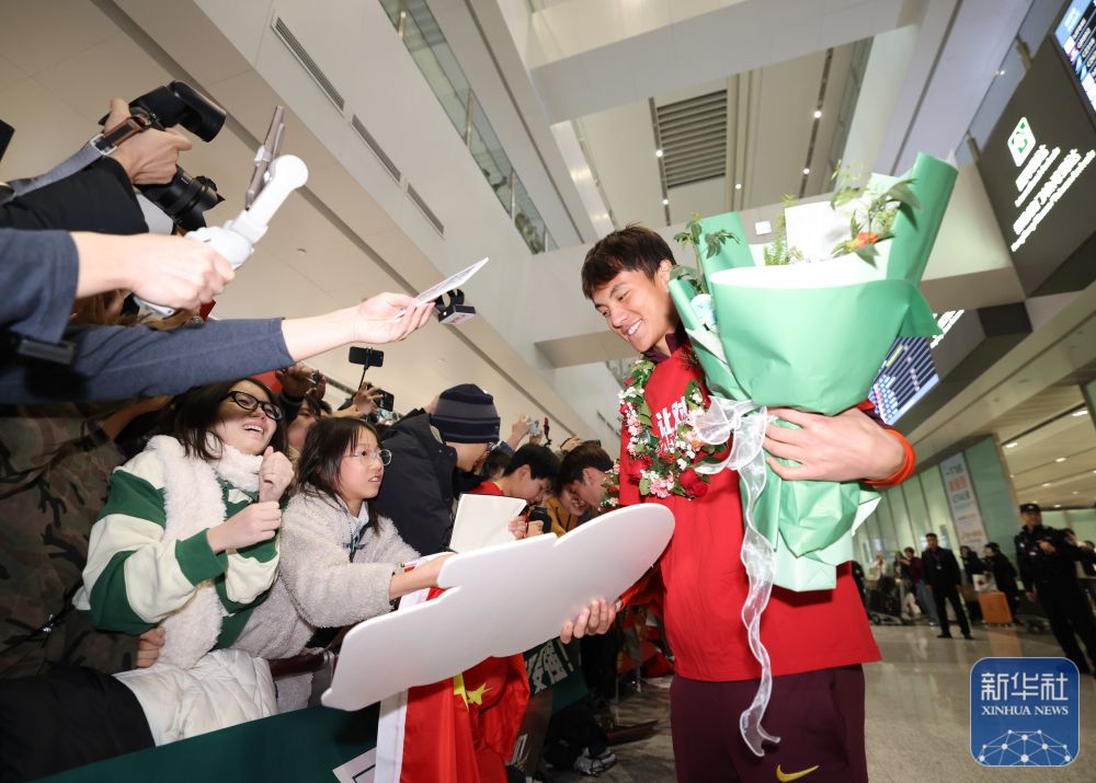 U23国足抵达北京 大批球迷到机场迎接