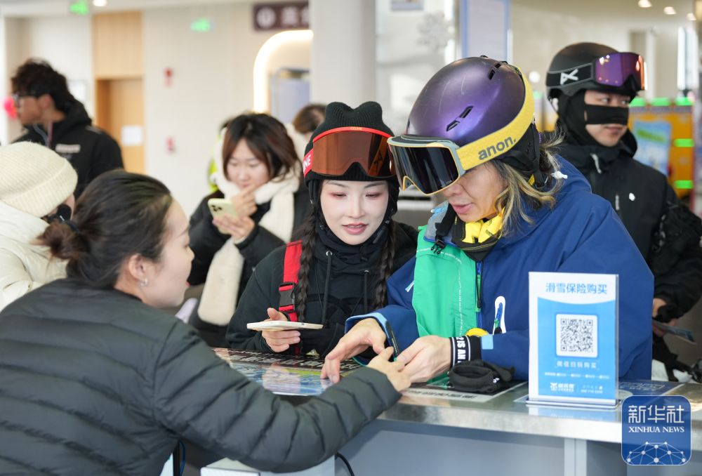 新疆那拉提：雪原跃动“热雪”激情