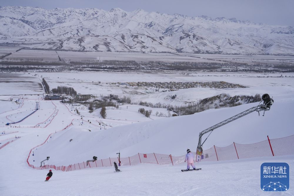 新疆那拉提：雪原跃动“热雪”激情