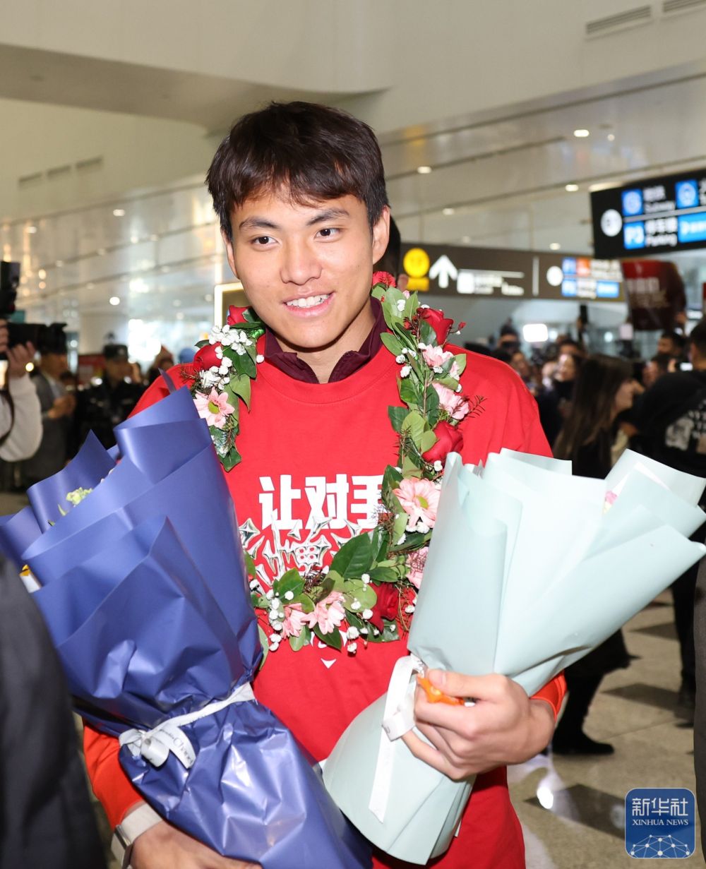 U23国足抵达北京 大批球迷到机场迎接