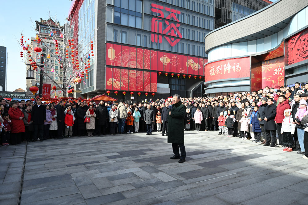 2月9日至10日，中共中央总书记、国家主席、中央军委主席习近平在北京考察并看望慰问基层干部群众。这是10日上午，习近平在东城区隆福寺街区考察时，向全国各族人民和香港同胞、澳门同胞、台湾同胞、海外侨胞致以美好的新春祝福。新华社记者 燕雁 摄